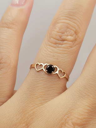 Anillo silueta tres corazones onix 0.7 grs Oro 18k