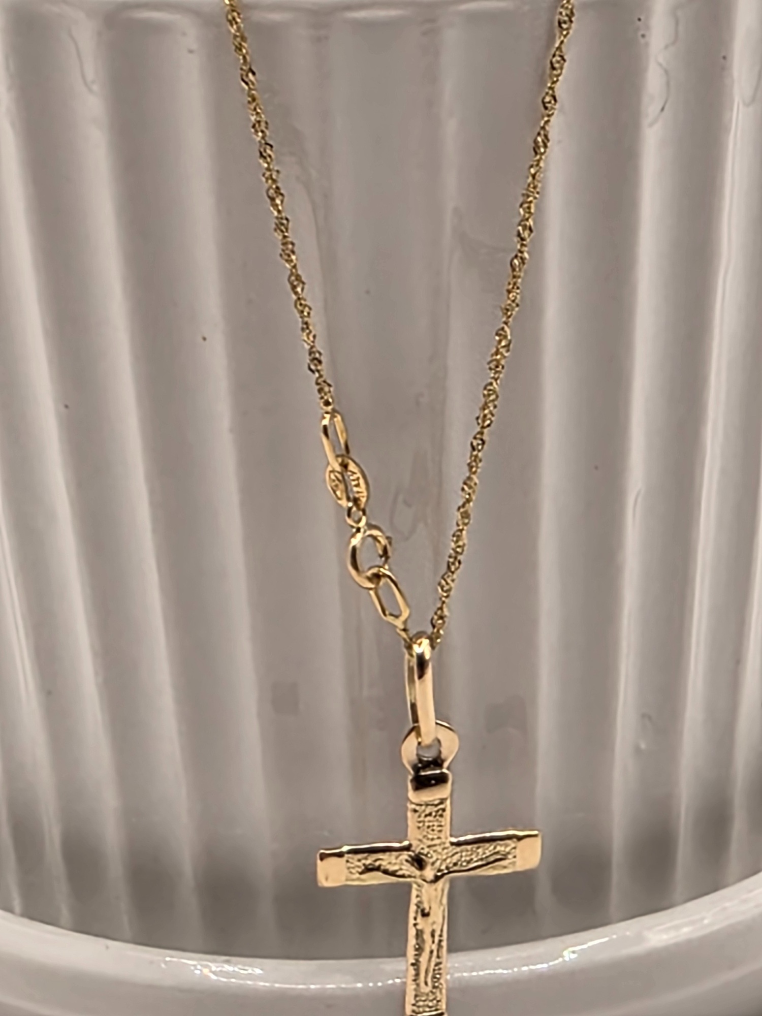 Cadena Singapur 50 cm y colgante cristo 2.3 grs oro italiano 18k 1