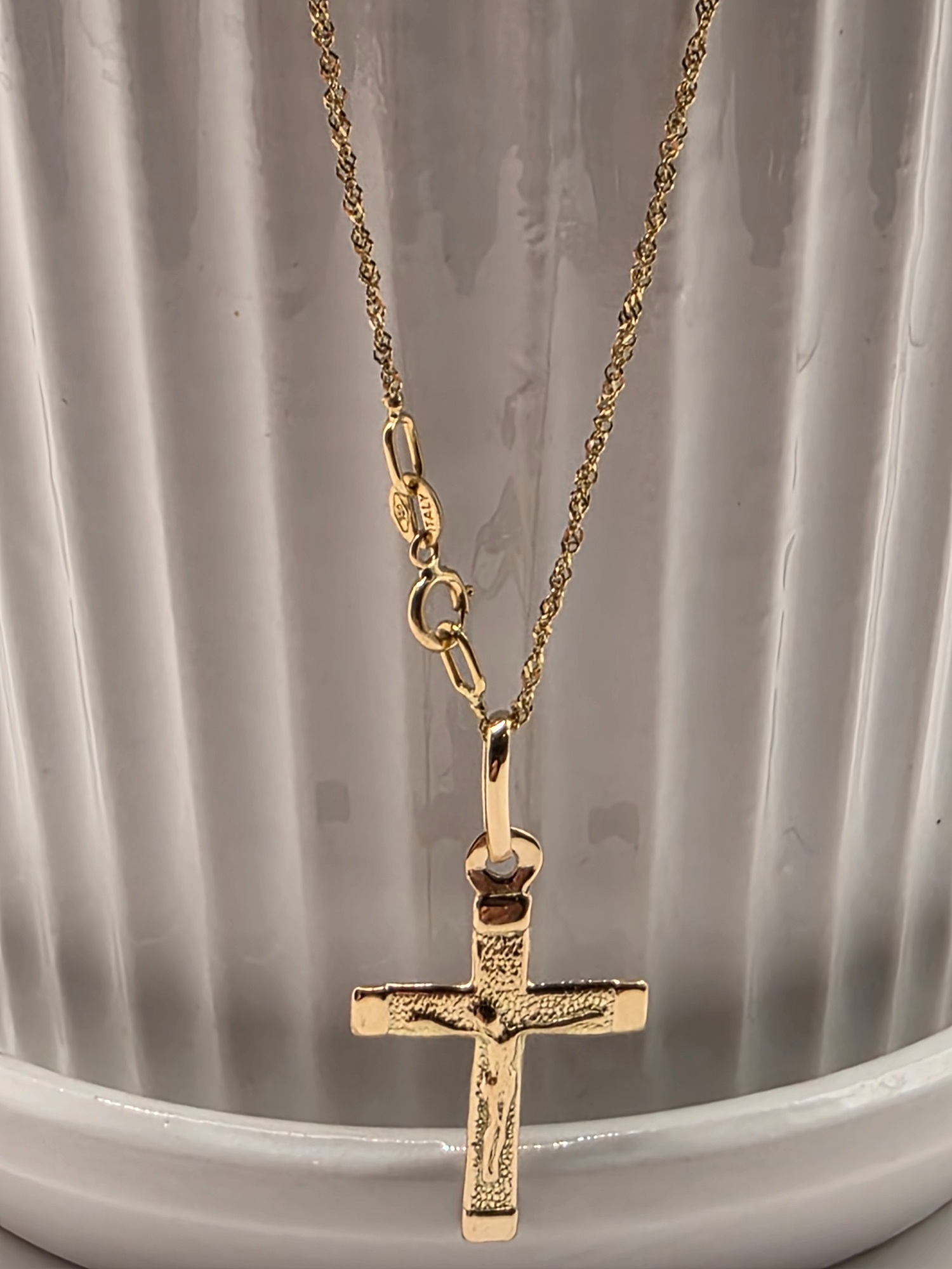 Cadena Singapur 50 cm y colgante cristo 2.3 grs oro italiano 18k 3
