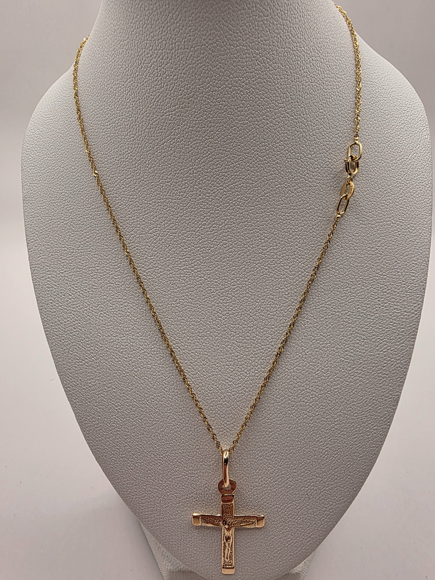 Cadena Singapur 50 cm y colgante cristo 2.3 grs oro italiano 18k 2