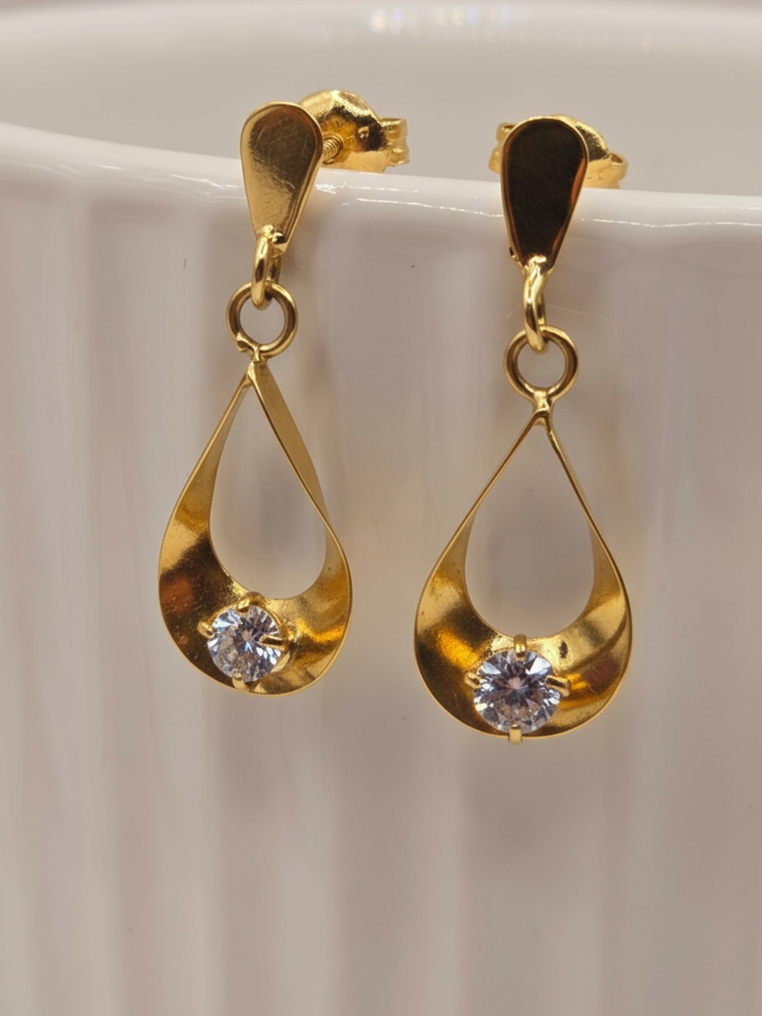 Aros gota circon 2.1 grs Oro 18k 3