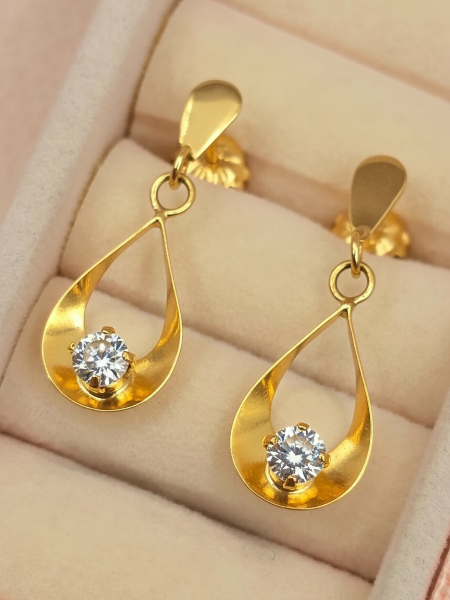 Aros gota circon 2.1 grs Oro 18k 4