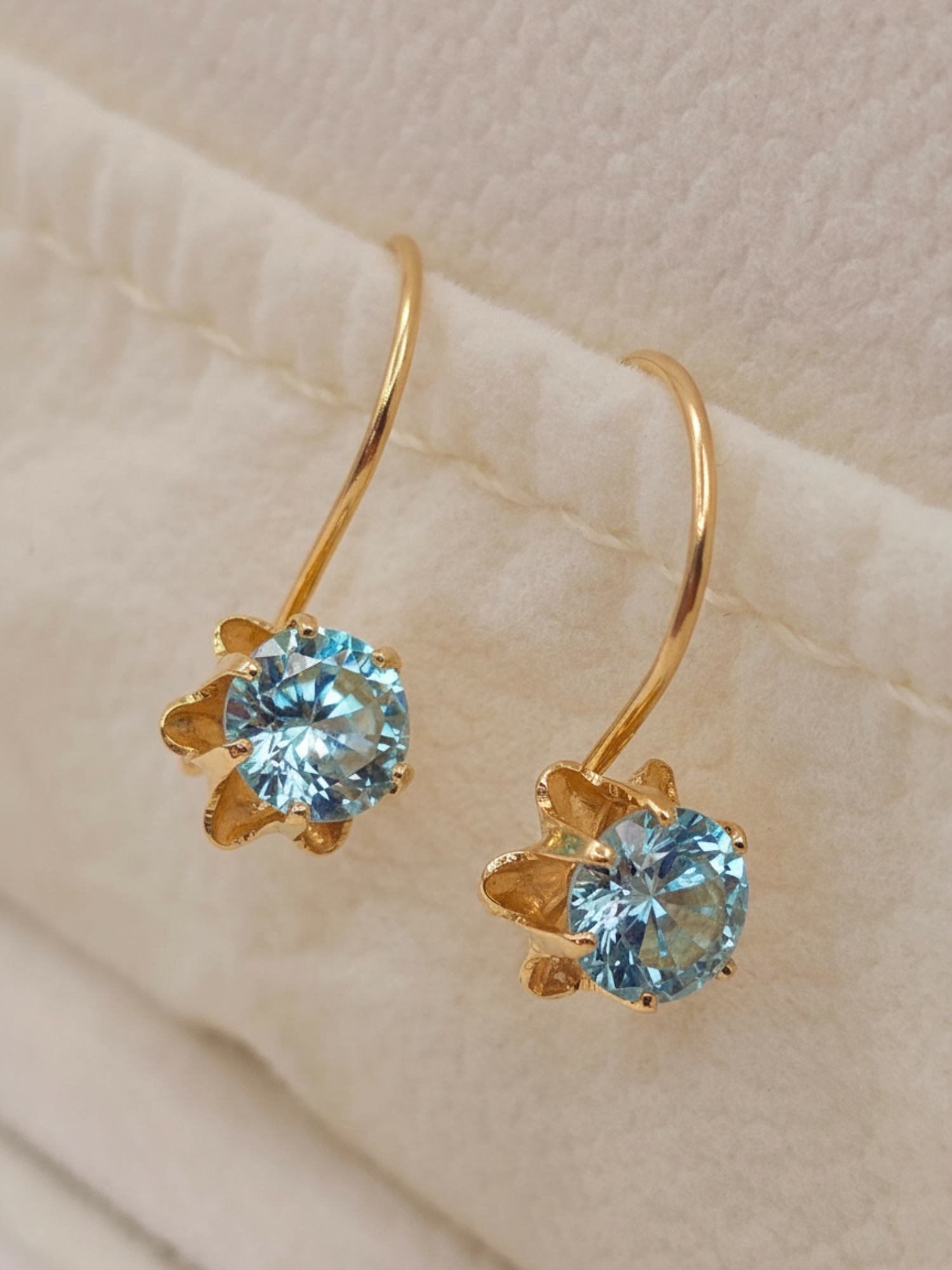 Aros chatón italiano con gancho aguamarina 2.2 grs Oro 18k 3