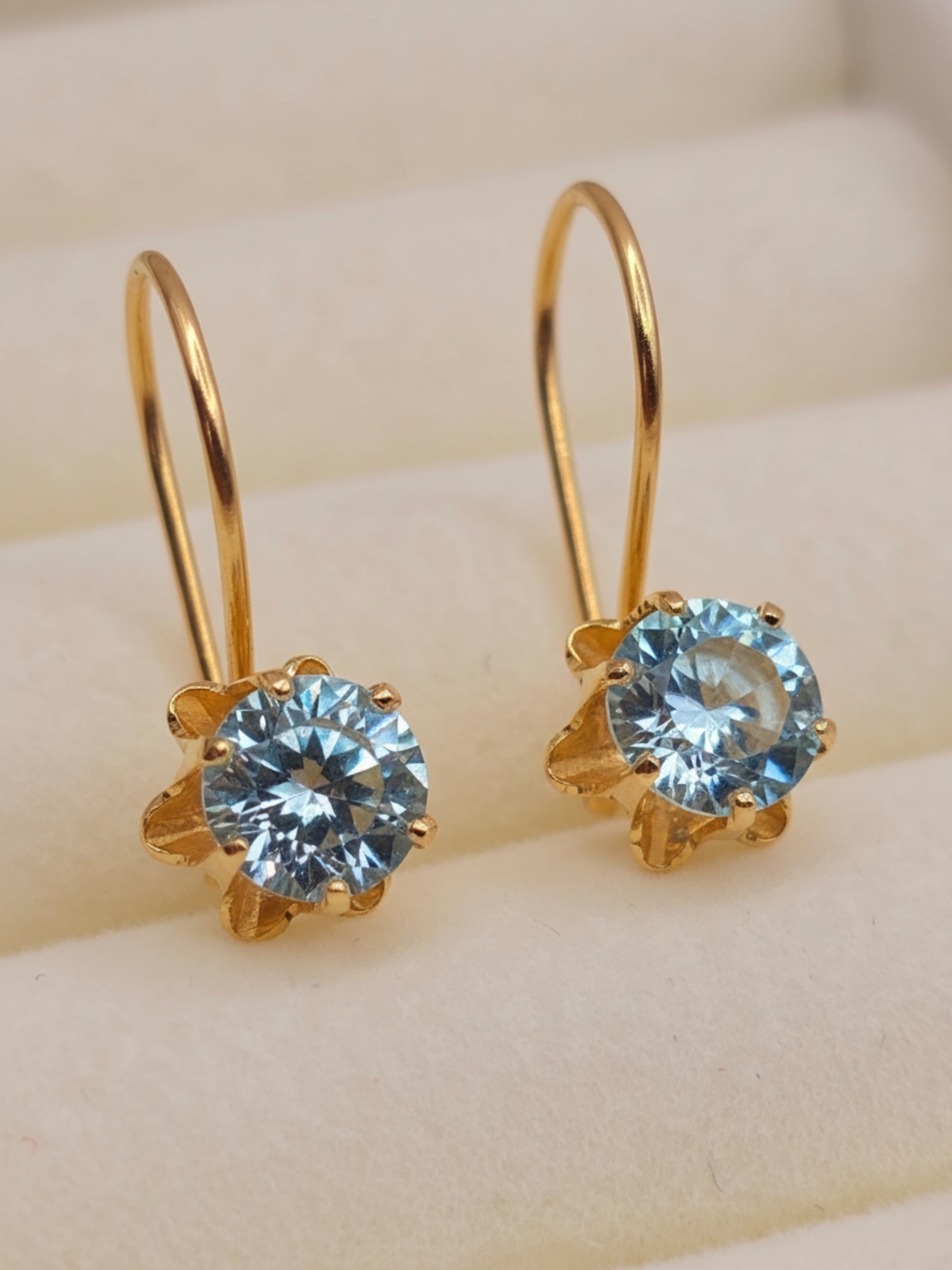 Aros chatón italiano con gancho aguamarina 2.2 grs Oro 18k 1