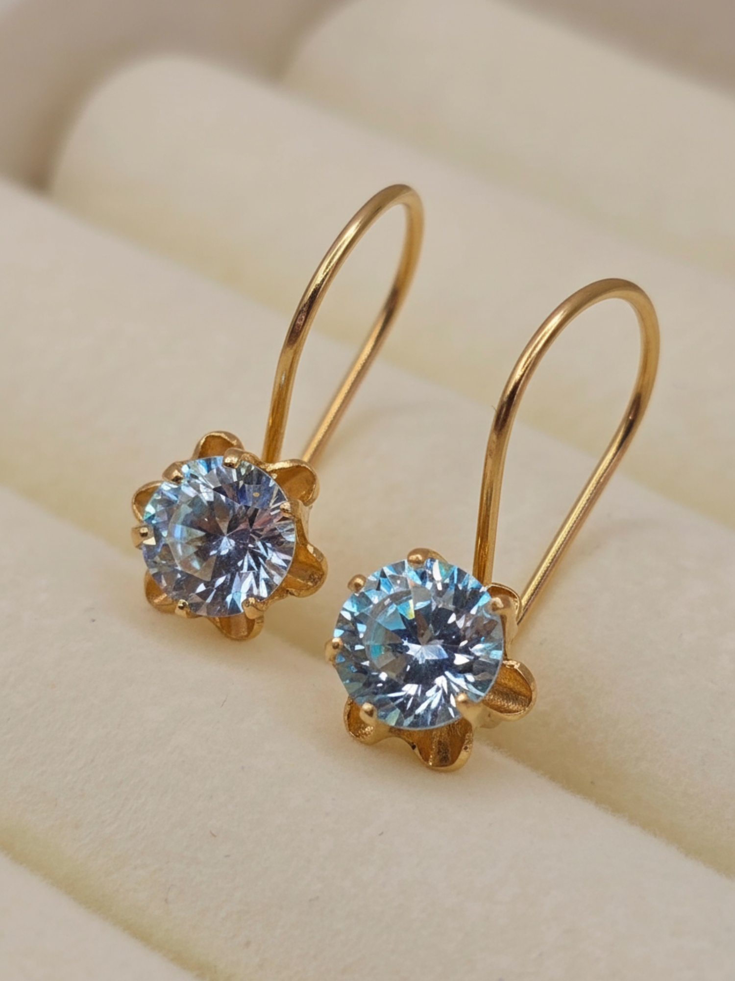 Aros chatón italiano con gancho aguamarina 2.2 grs Oro 18k 2