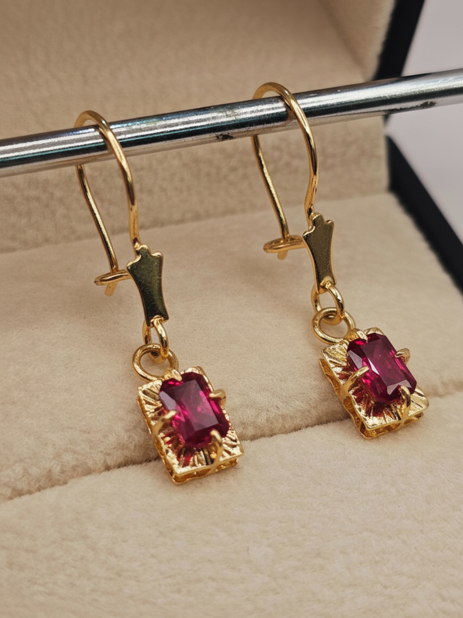 Aros chaton cuadrado colgante rubí  3.2 cm 2.8 grs Oro 18k 3