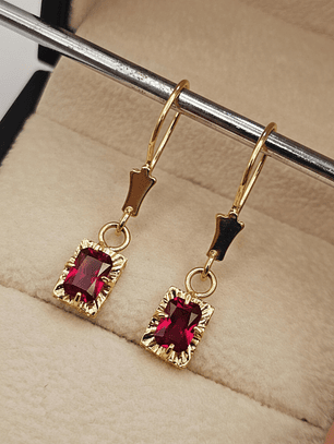 Aros chaton cuadrado colgante rubí  3.2 cm 2.8 grs Oro 18k