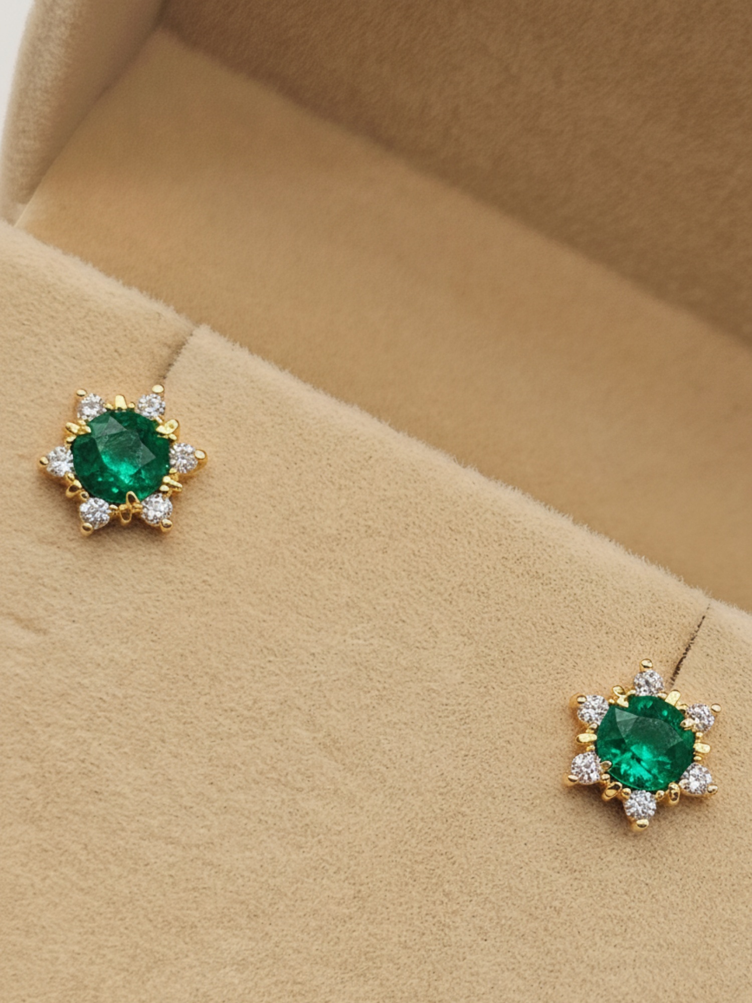 Aros roseta esmeralda y circones 9 mm 1.7 grs Oro 18k 5