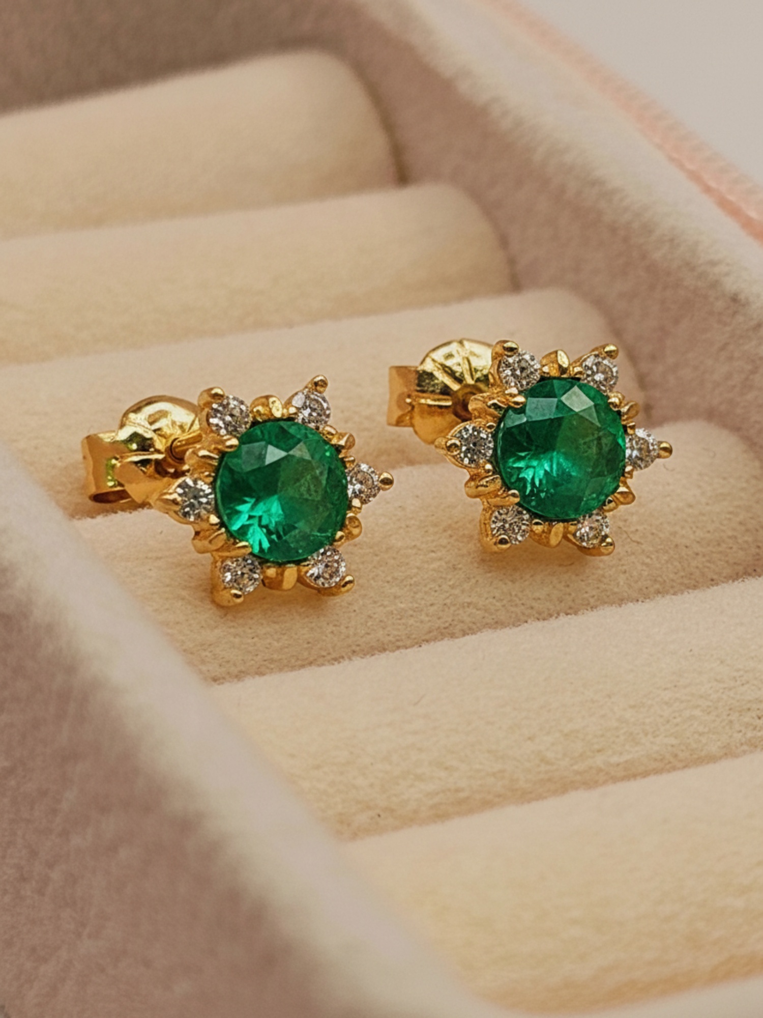 Aros roseta esmeralda y circones 9 mm 1.7 grs Oro 18k 6