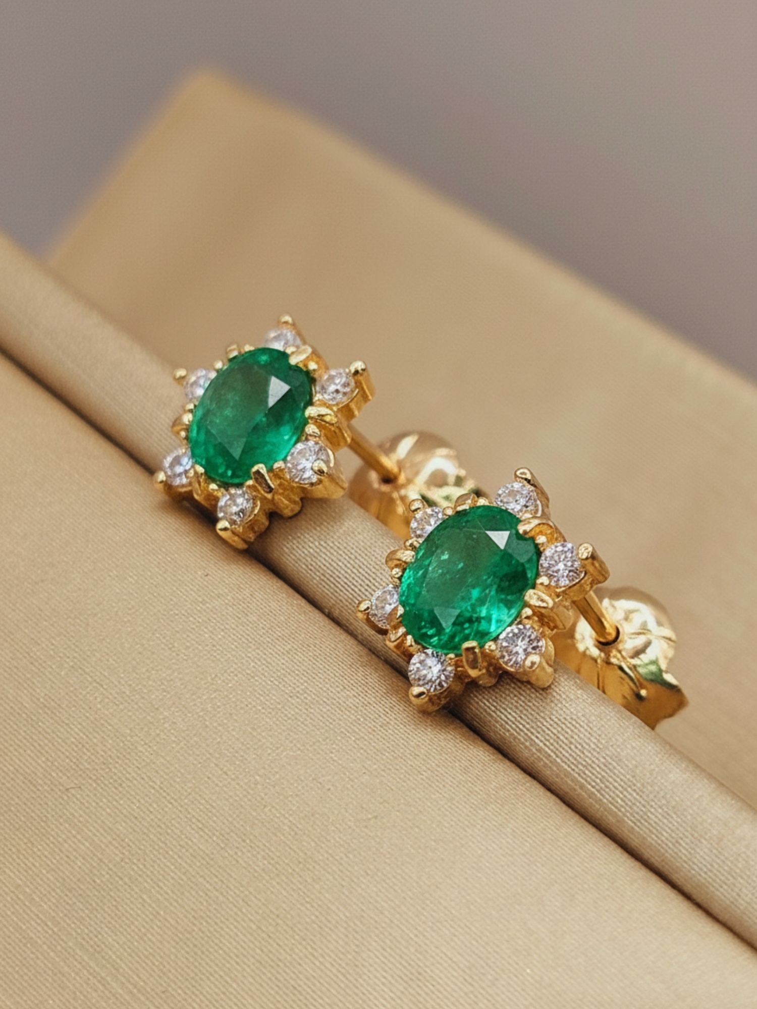 Aros roseta esmeralda y circones 9 mm 1.7 grs Oro 18k 2