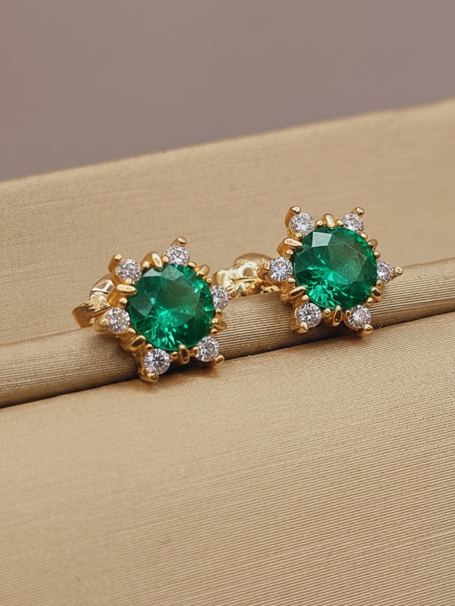 Aros roseta esmeralda y circones 9 mm 1.7 grs Oro 18k 1