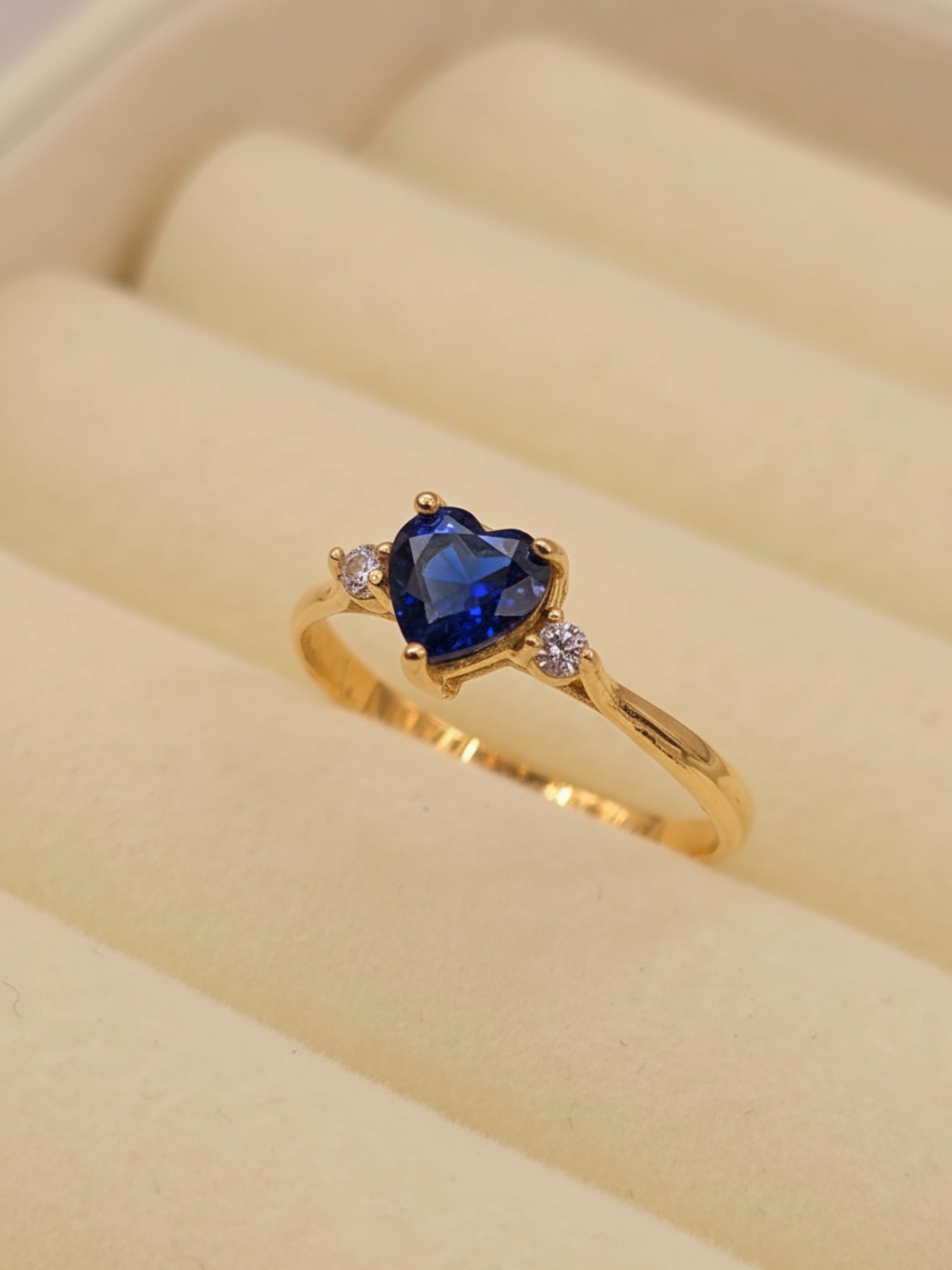 Anillo princesa corazón zafiro y circones 1.7 grs Oro 18k 2