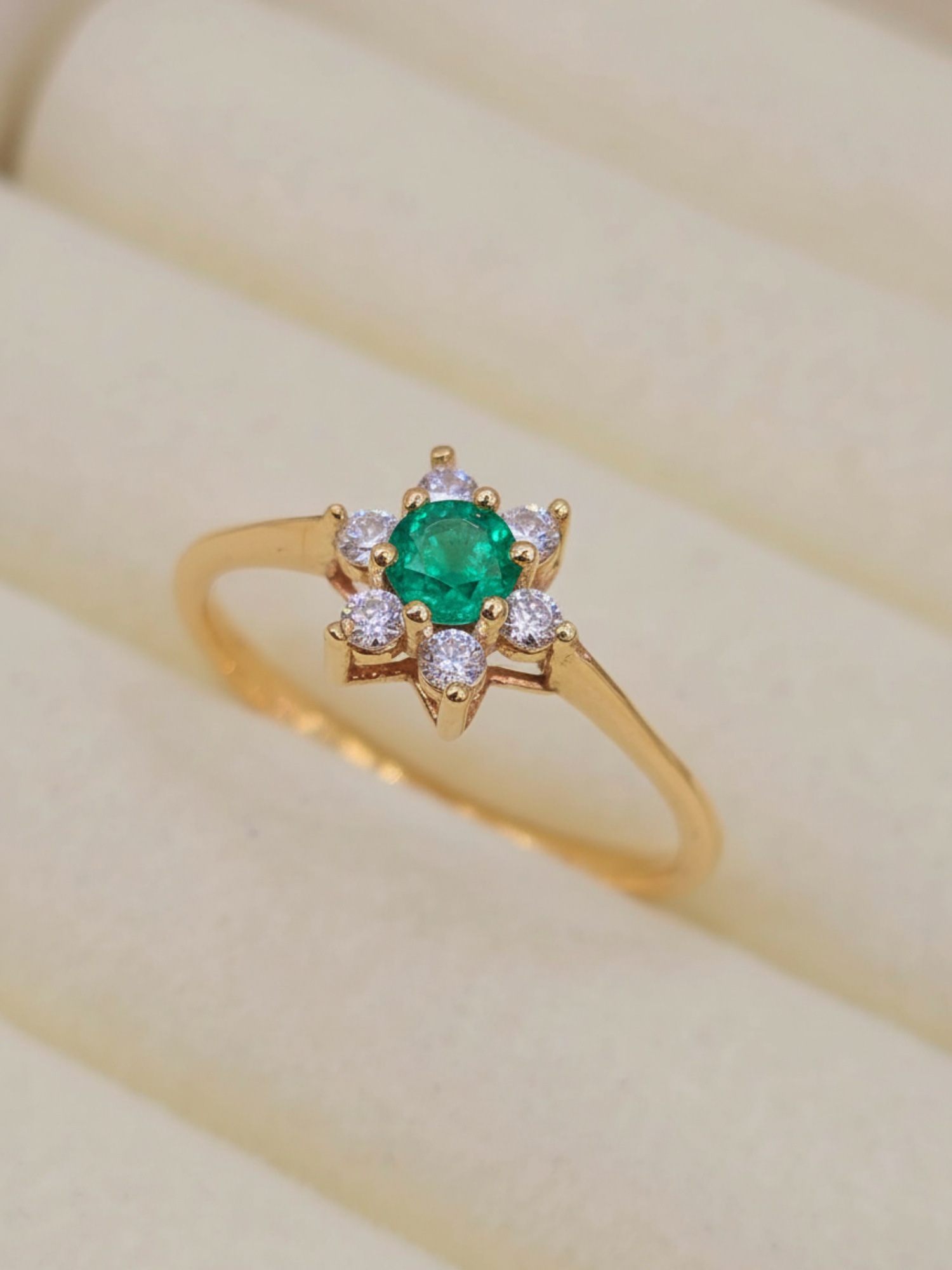 Anillo roseta esmeralda y circones 2.5 grs Oro 18k 2