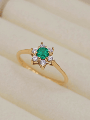 Anillo roseta esmeralda y circones 2.5 grs Oro 18k