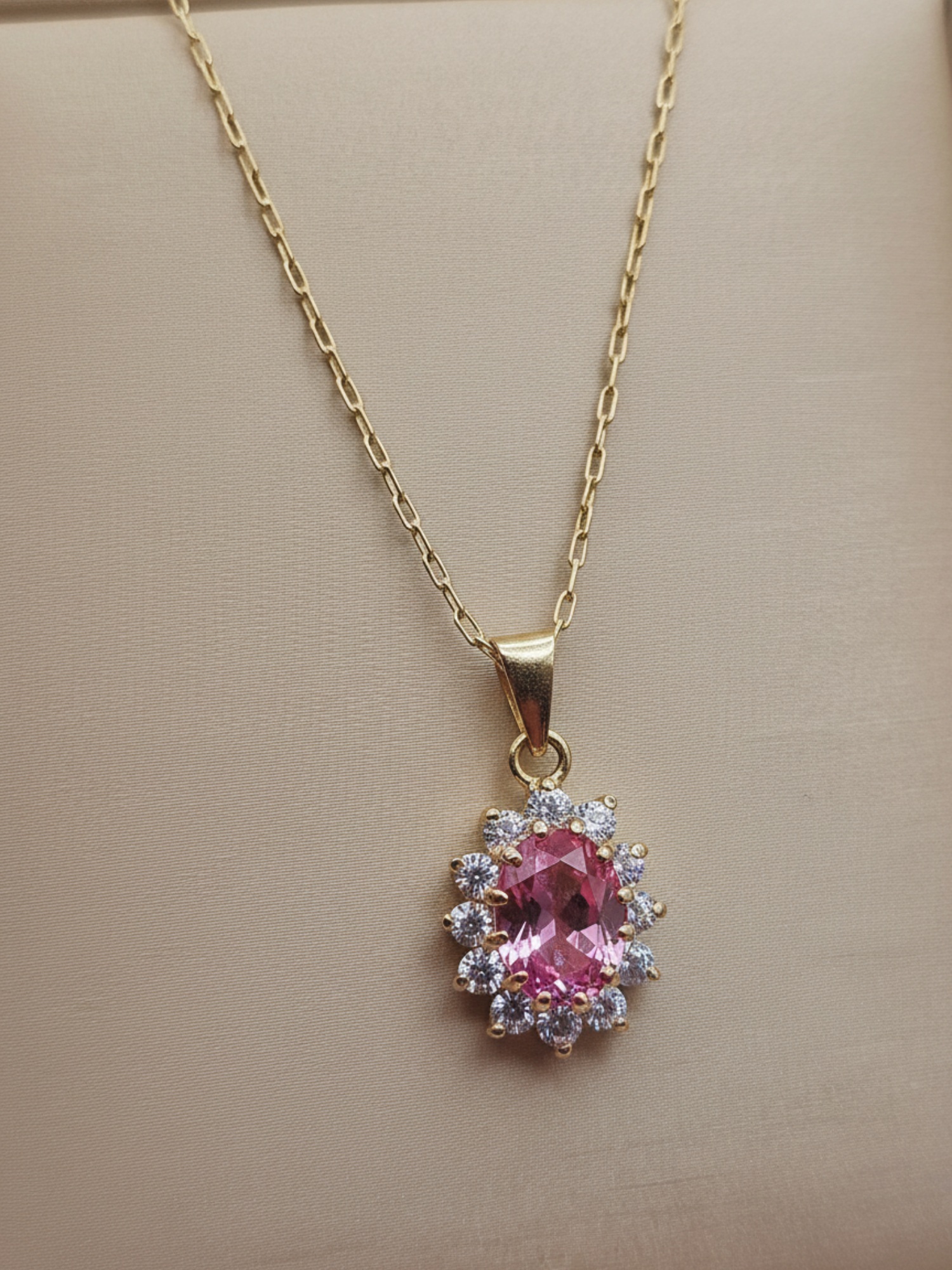 Cadena limada 50 cm y colgante lady rosa de Francia 2.2 cm 4.3 grs Oro 18k 2