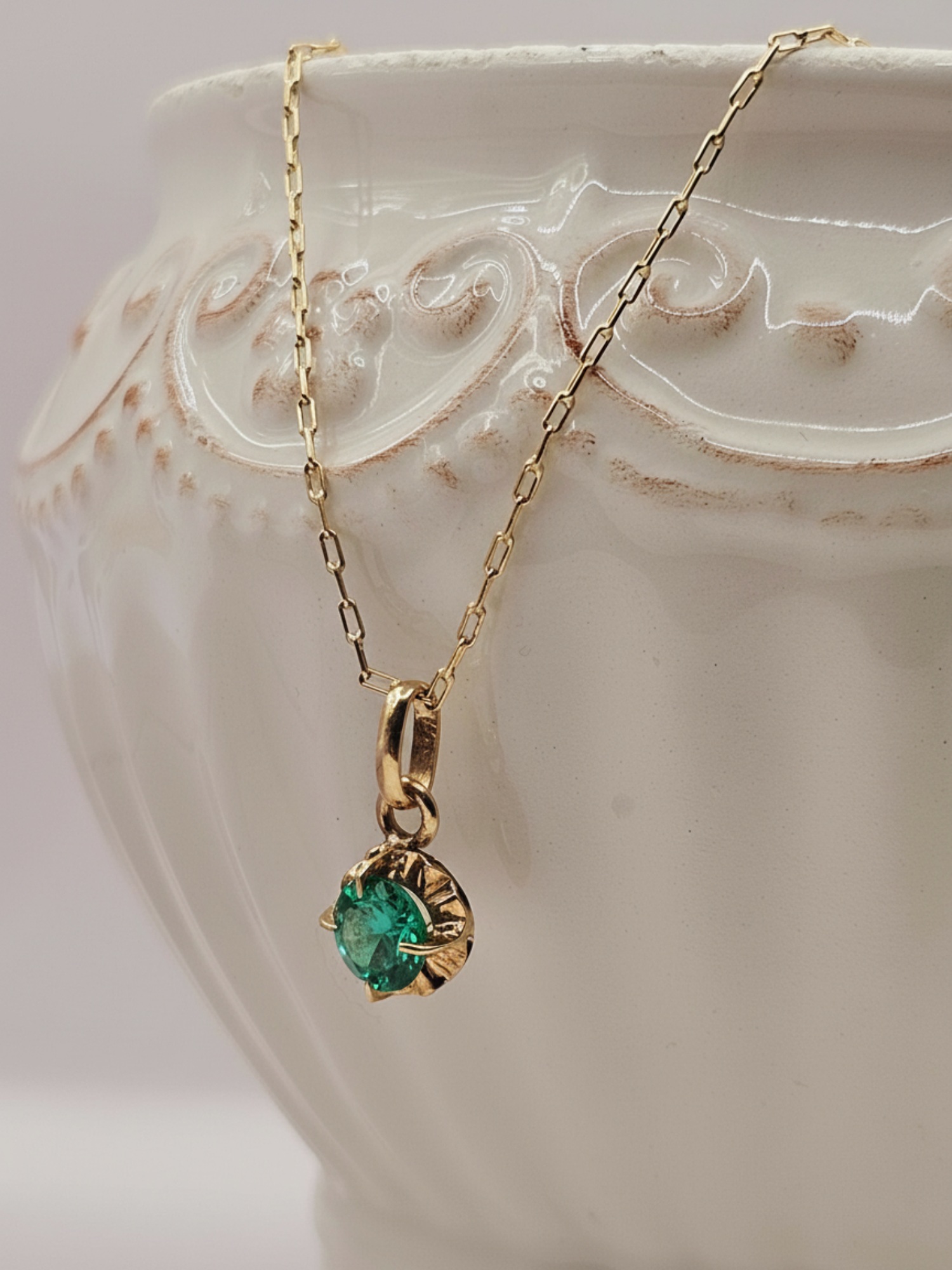 Cadena limada 50 cm y colgante chaton esmeralda 1.7 cm 3 grs Oro 18k 1