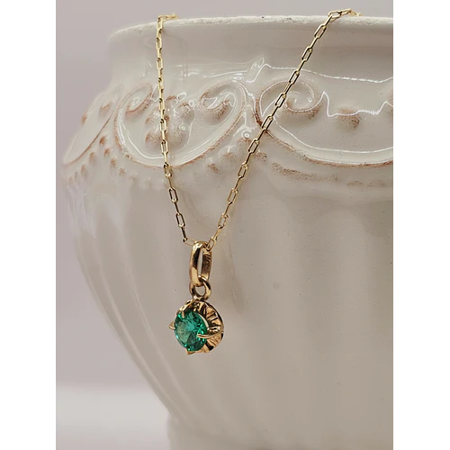 Cadena limada 50 cm y colgante chaton esmeralda 1.7 cm 3 grs Oro 18k