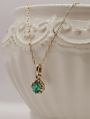 Cadena limada 50 cm y colgante chaton esmeralda 1.7 cm 3 grs Oro 18k