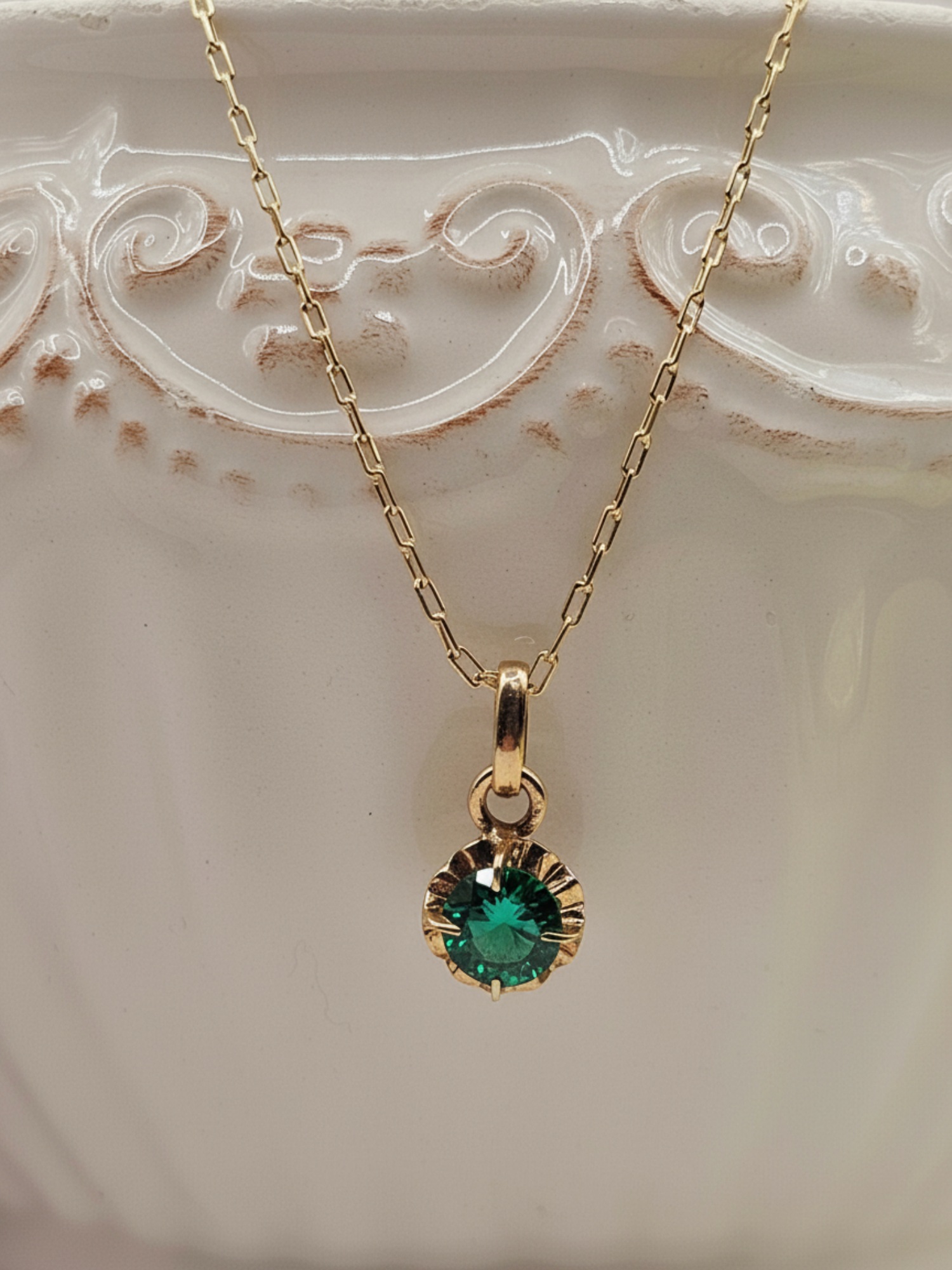 Cadena limada 50 cm y colgante chaton esmeralda 1.7 cm 3 grs Oro 18k 3