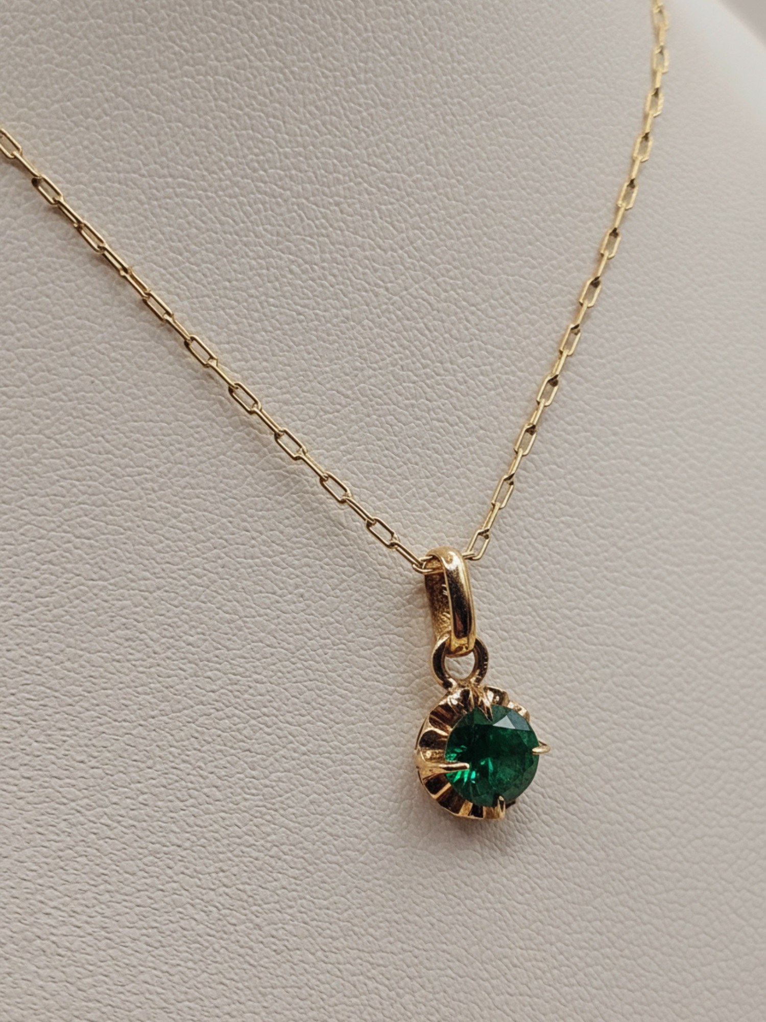 Cadena limada 50 cm y colgante chaton esmeralda 1.7 cm 3 grs Oro 18k 2