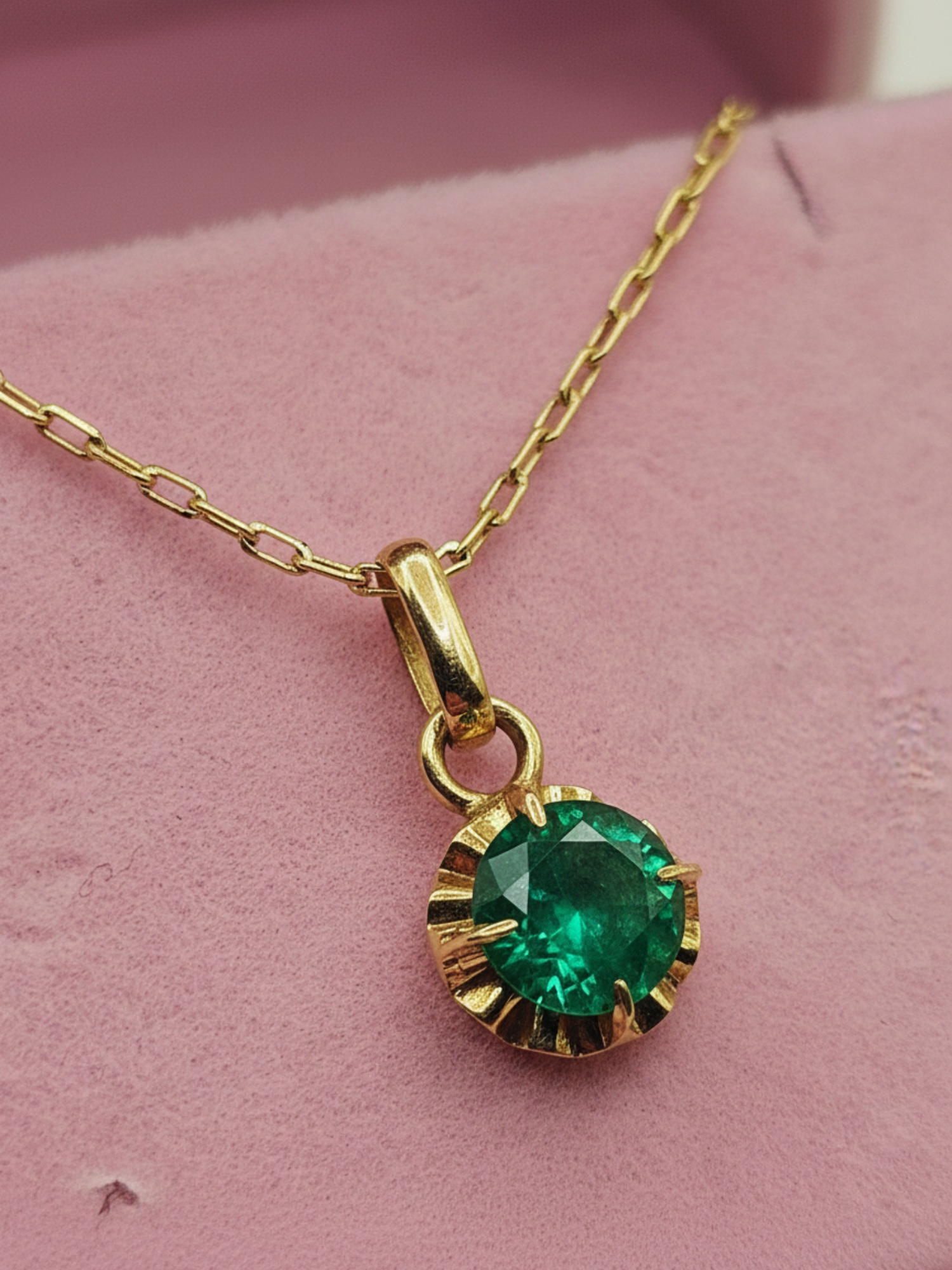 Cadena limada 50 cm y colgante chaton esmeralda 1.7 cm 3 grs Oro 18k 4