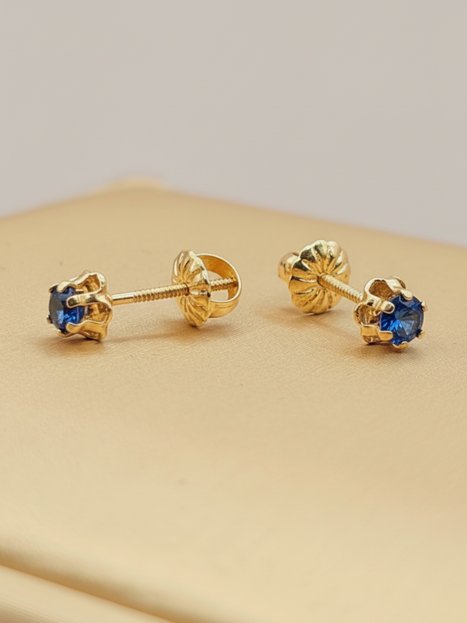 Aros chaton italiano zafiro 5 mm 0.9 grs Oro 18k 1