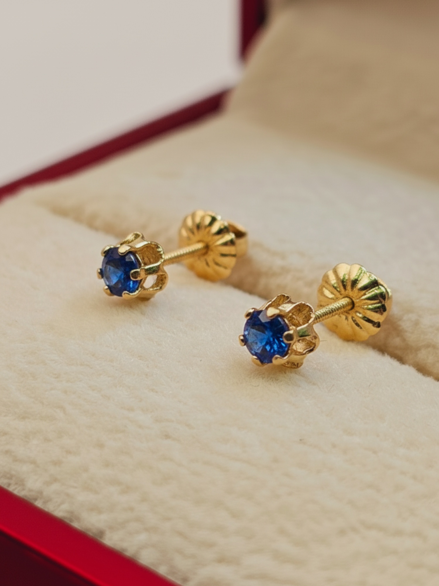 Aros chaton italiano zafiro 5 mm 0.9 grs Oro 18k 3