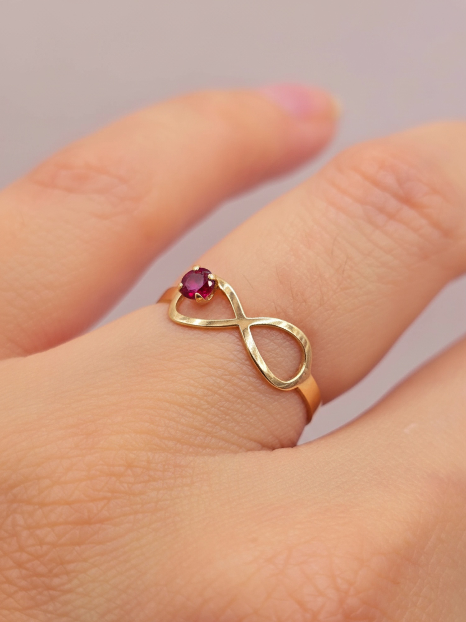 Anillo infinito rubí 1.1 grs Oro 18k 1