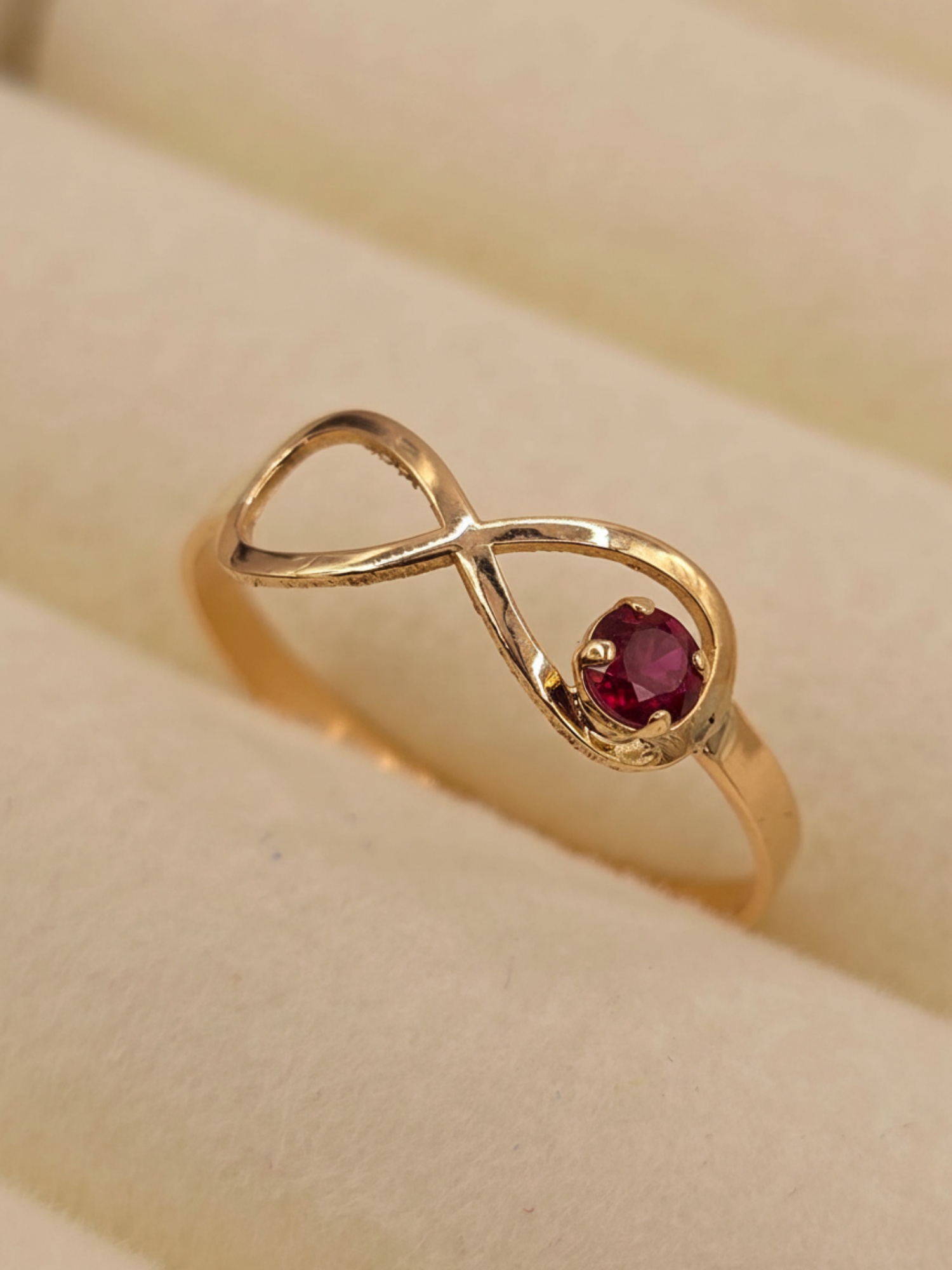 Anillo infinito rubí 1.1 grs Oro 18k 3