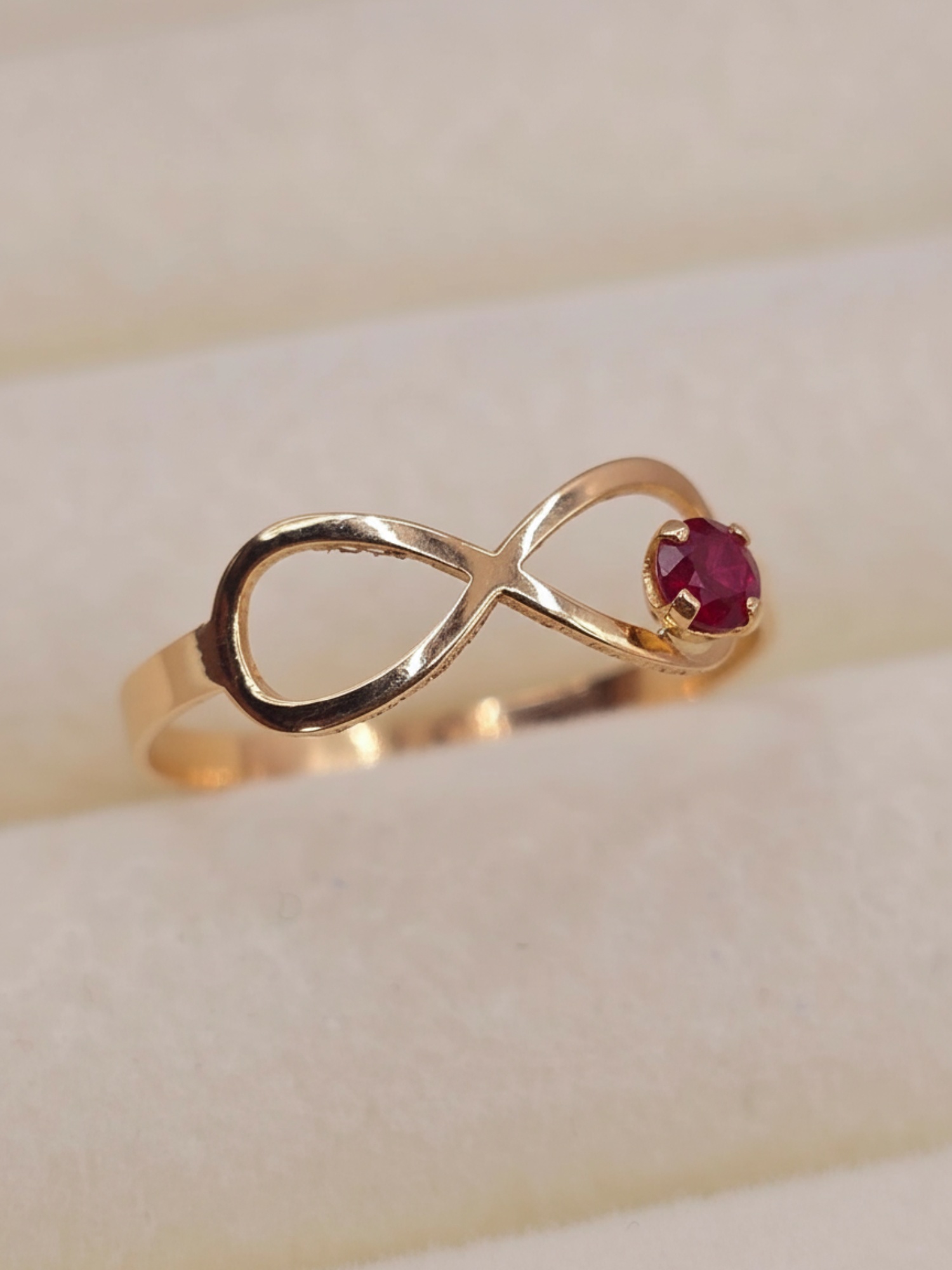 Anillo infinito rubí 1.1 grs Oro 18k 4