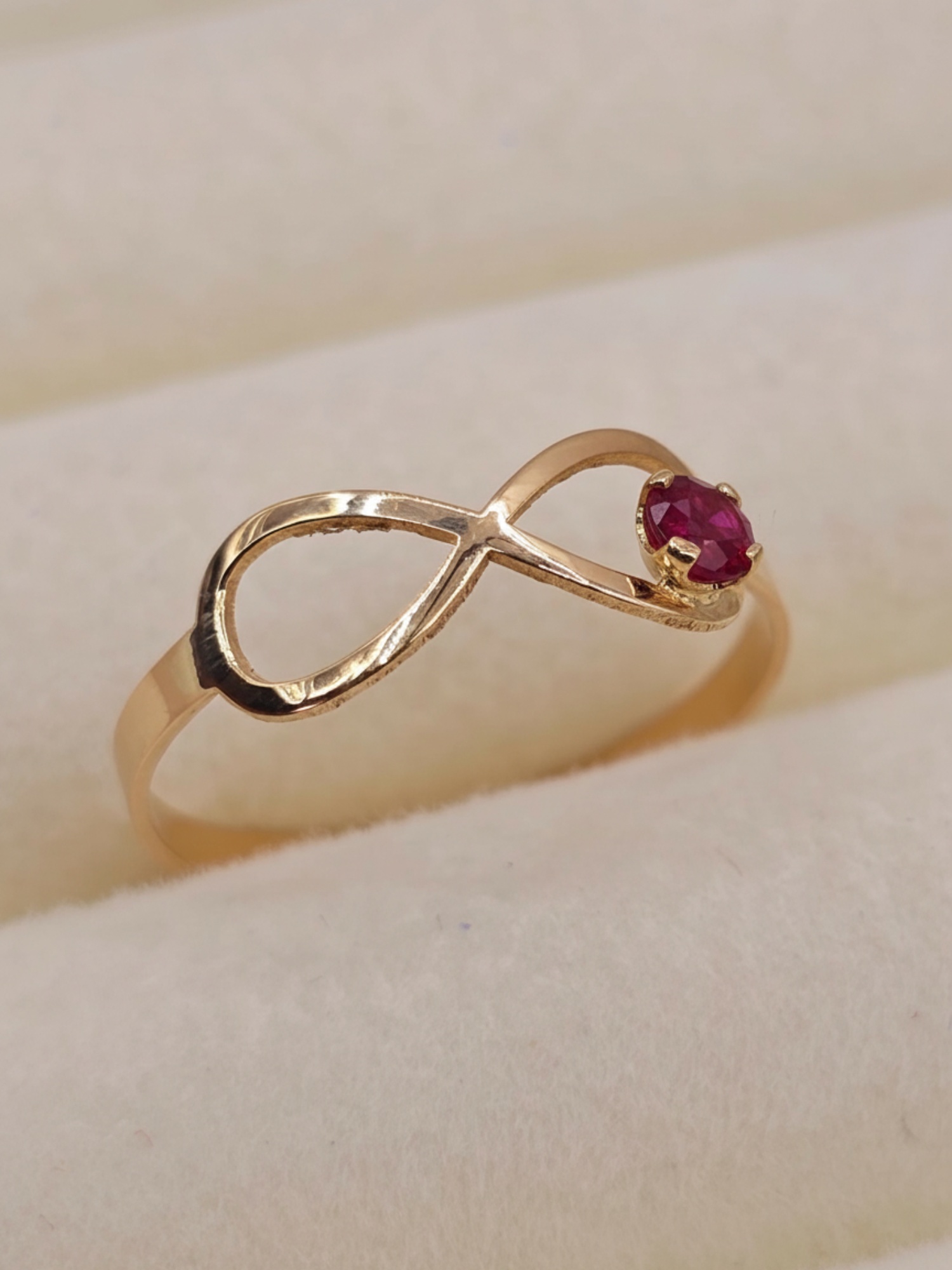Anillo infinito rubí 1.1 grs Oro 18k 5