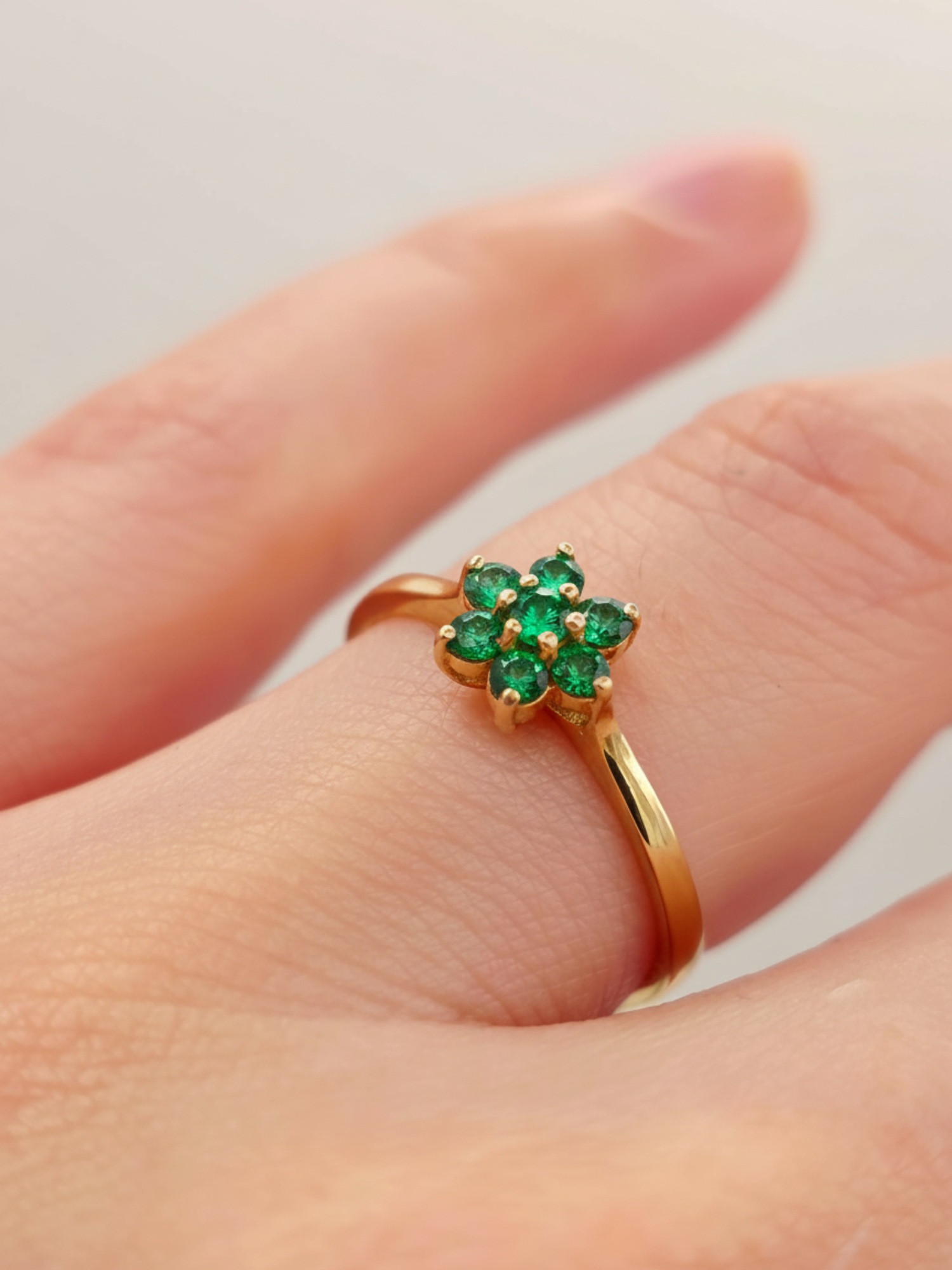 Anillo roseta esmeraldas 2.1 grs Oro 18k 1