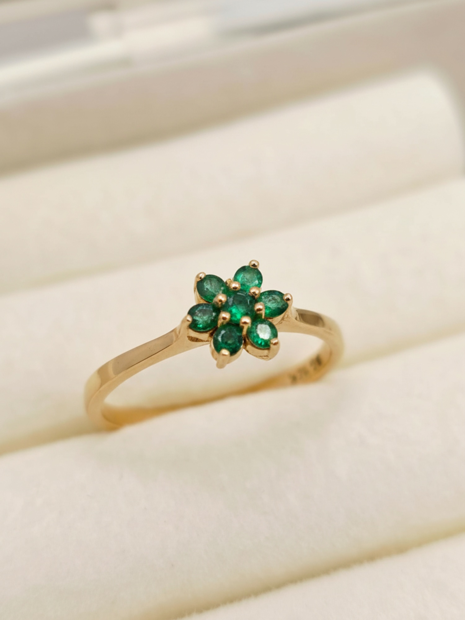 Anillo roseta esmeraldas 2.1 grs Oro 18k 4