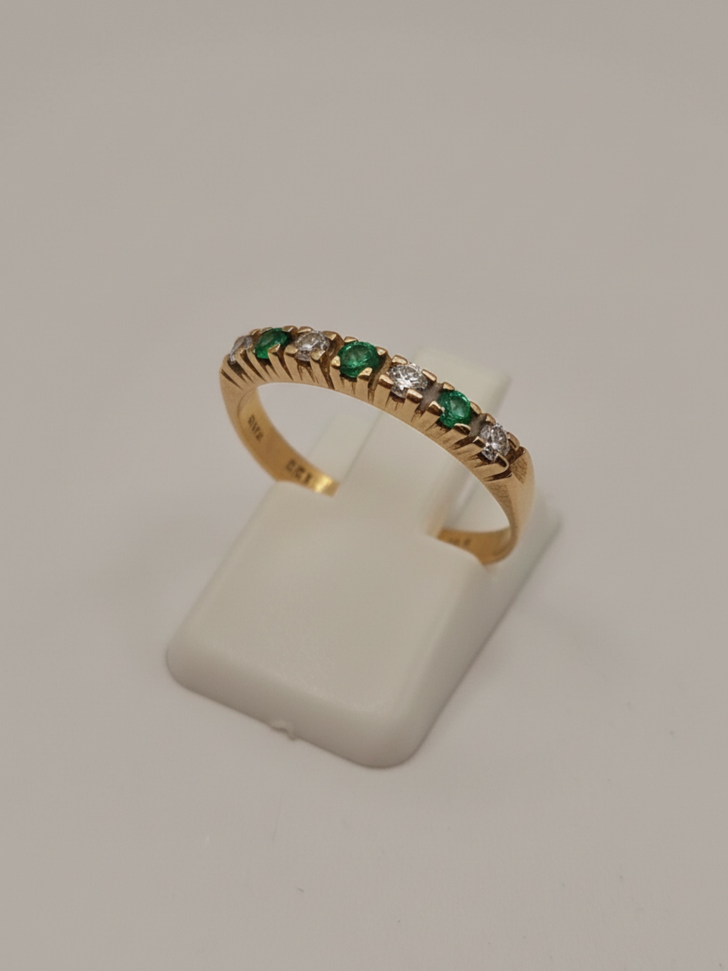 Anillo medio cintillo esmeralda y circones 2.8 grs Oro 18k 3