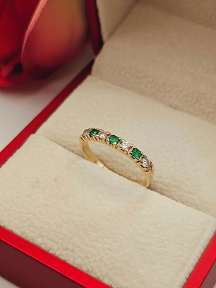Anillo medio cintillo esmeralda y circones 2.8 grs Oro 18k