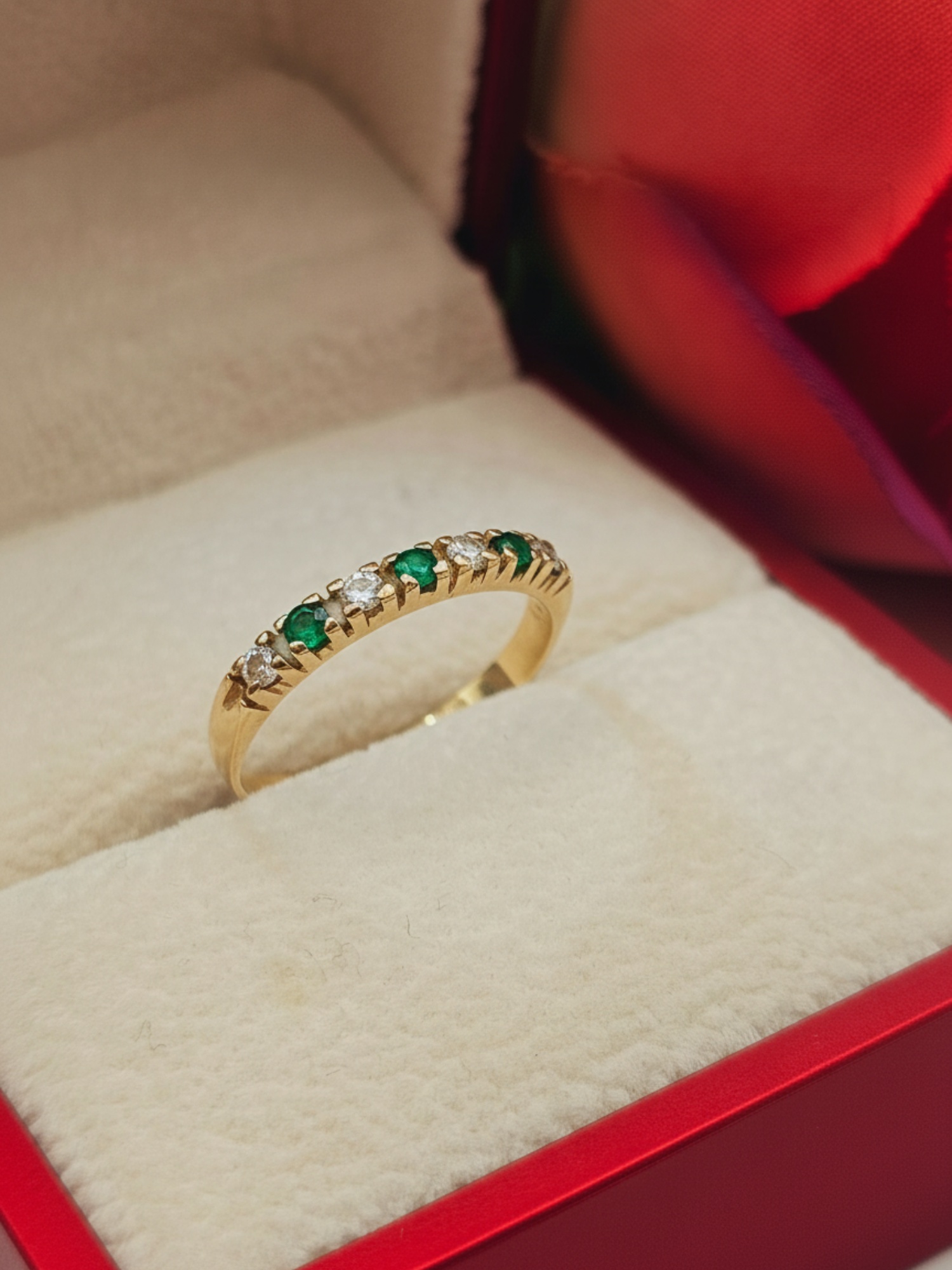 Anillo medio cintillo esmeralda y circones 2.8 grs Oro 18k 5