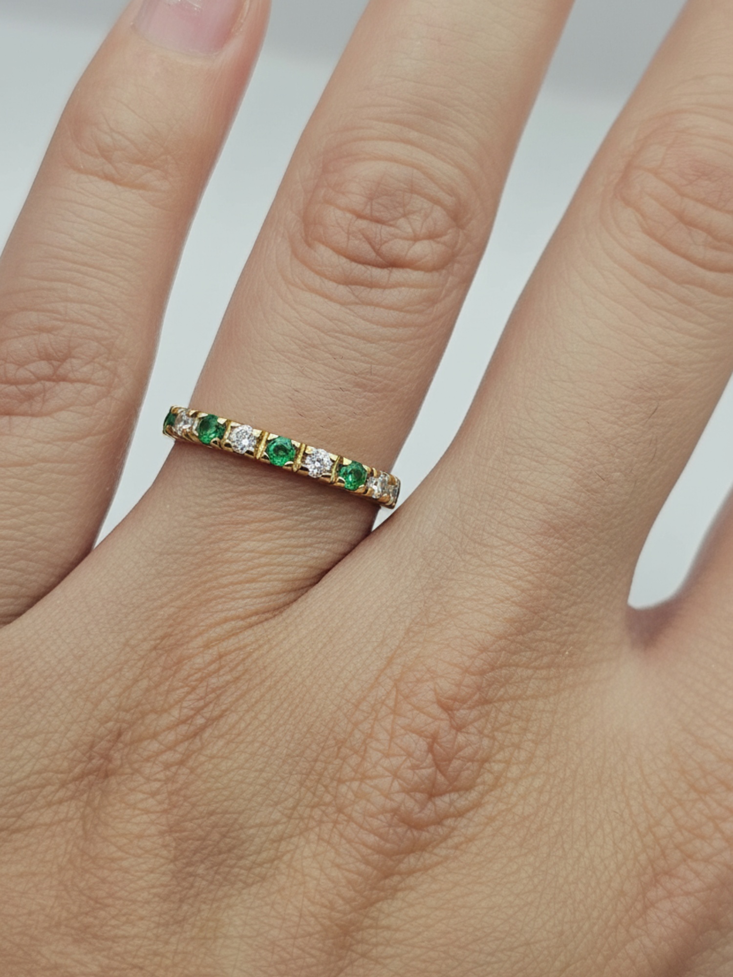 Anillo medio cintillo esmeralda y circones 2.8 grs Oro 18k 1