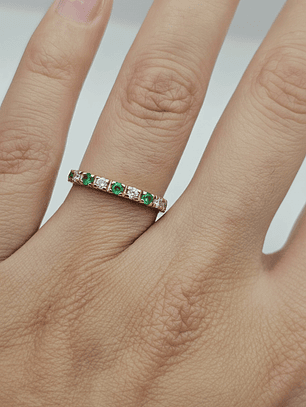 Anillo medio cintillo esmeralda y circones 2.8 grs Oro 18k