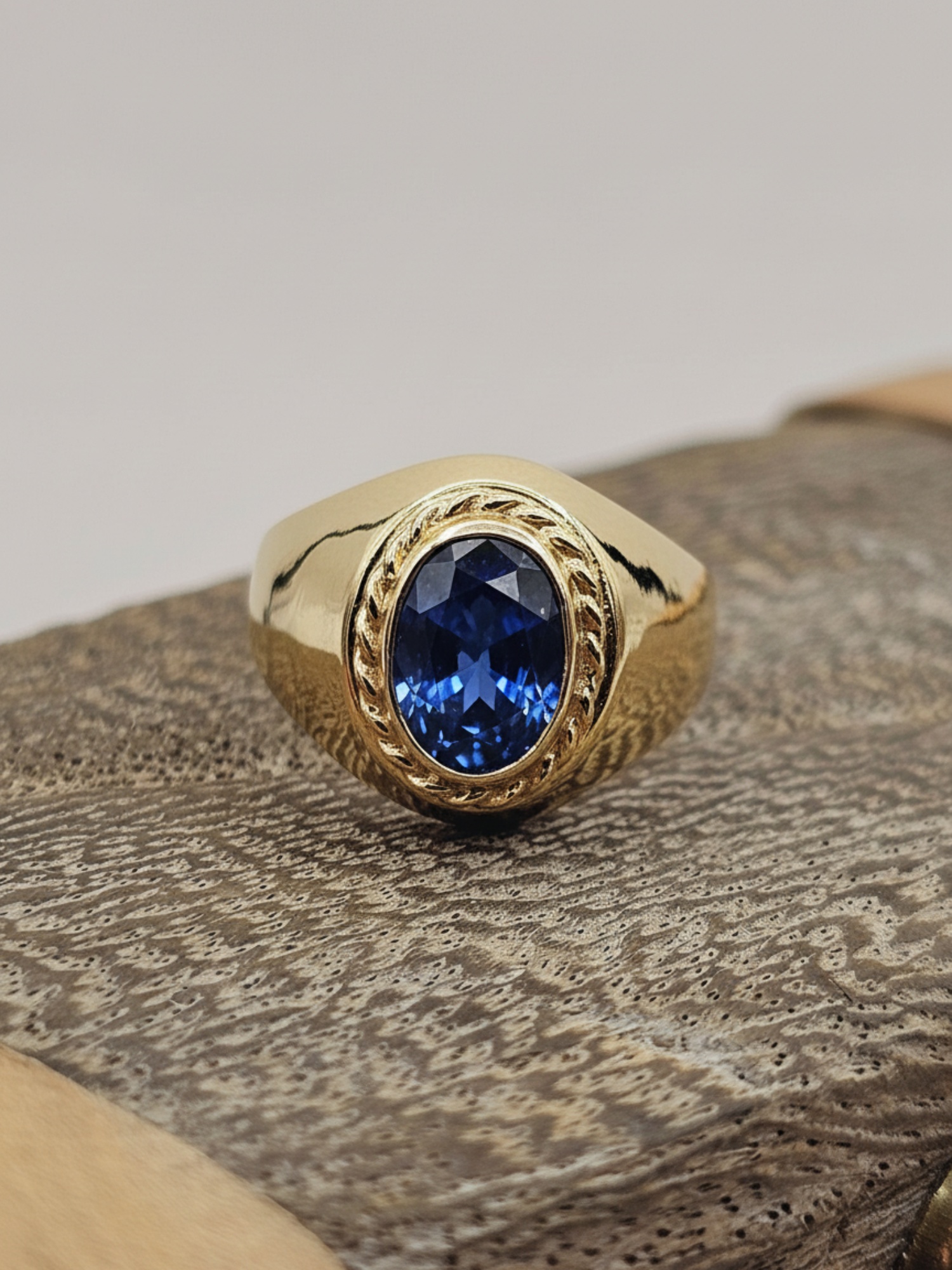 Anillo bolocco zafiro 4 grs Oro 18k 4