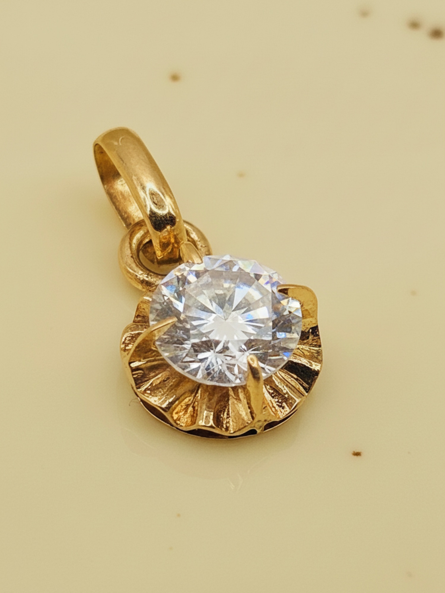 Colgante chaton circon redondo 1.5 cm 1.1 grs Oro 18k 3