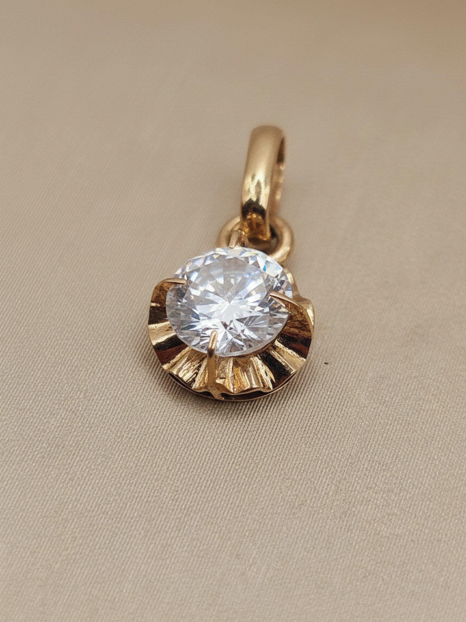 Colgante chaton circon redondo 1.5 cm 1.1 grs Oro 18k 4