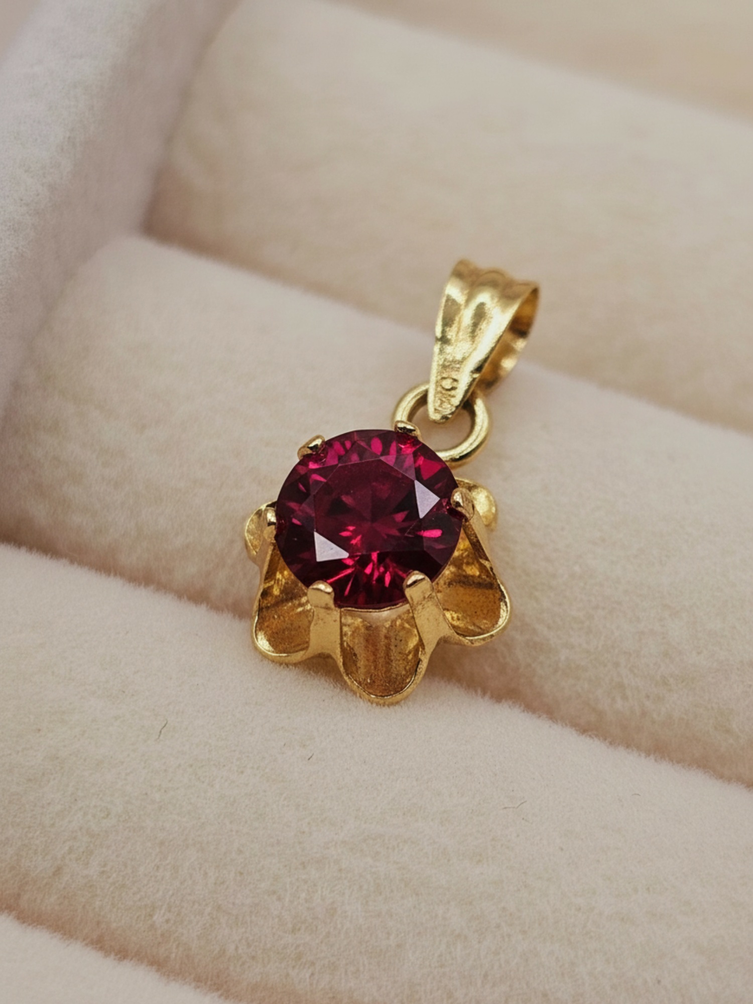 Colgante chaton italiano rubi 1.5 cm 0.7 grs Oro 18k 2