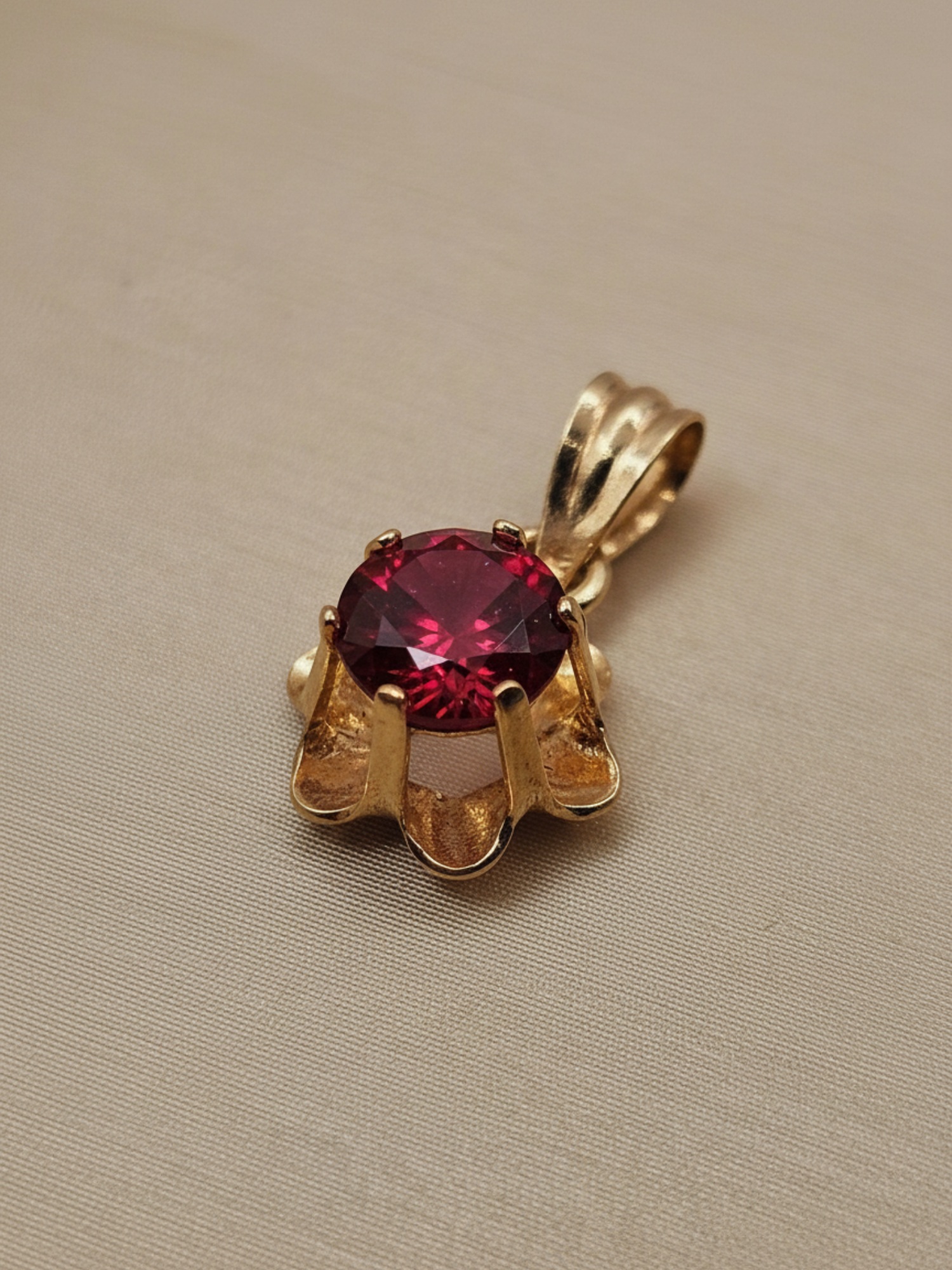 Colgante chaton italiano rubi 1.5 cm 0.7 grs Oro 18k 1