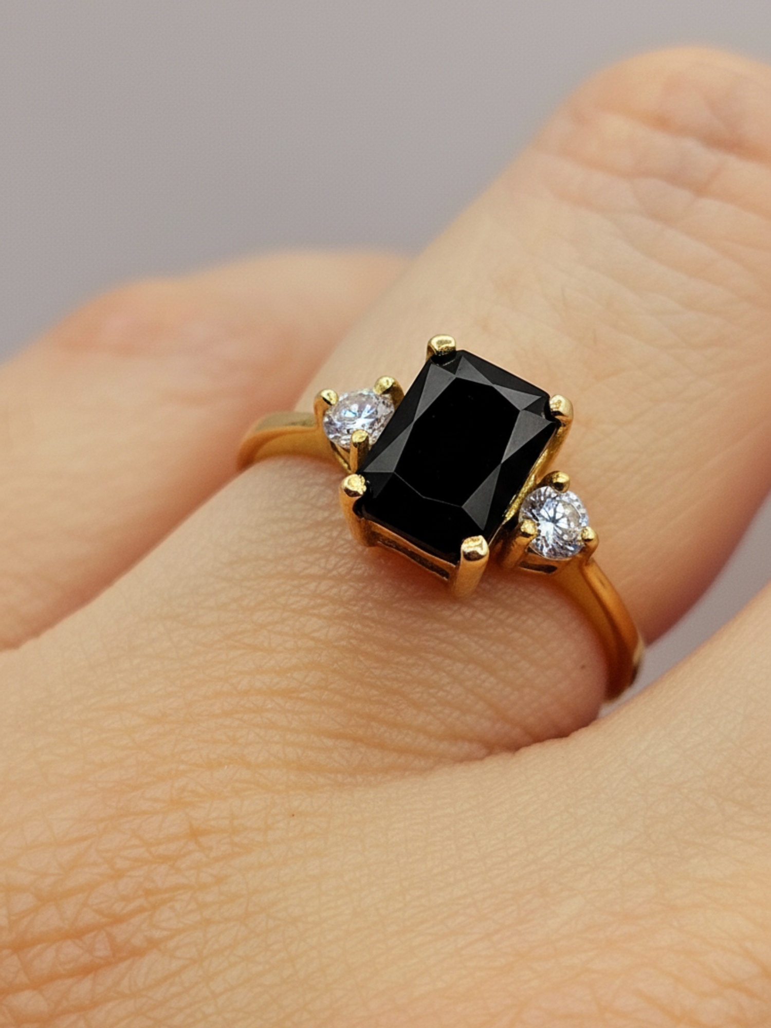 Anillo reina onix circones 2.8 grs Oro 18k 2