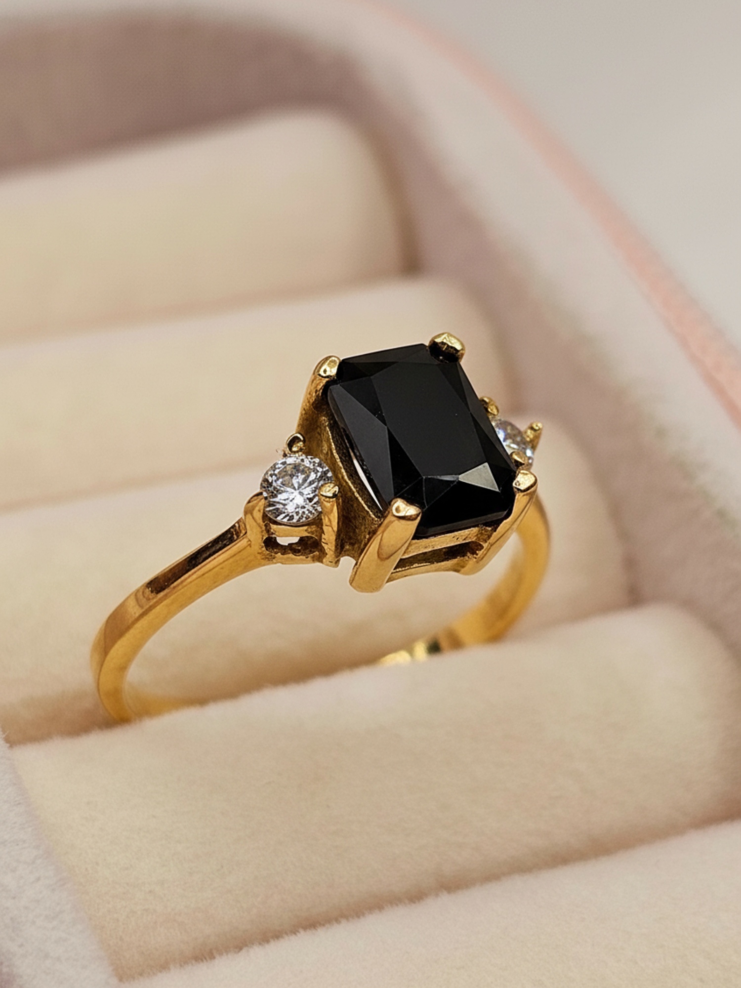 Anillo reina onix circones 2.8 grs Oro 18k 5