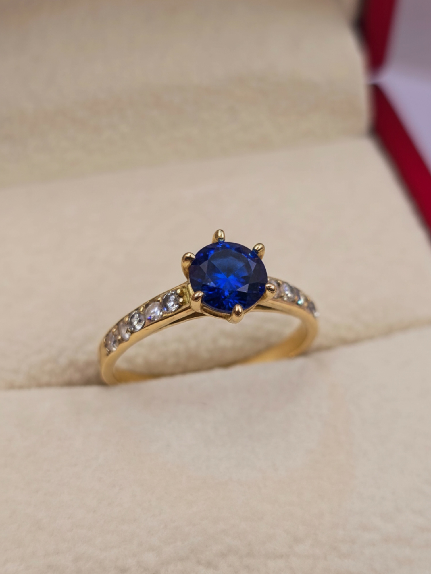 Anillo solitario medio cintillo zafiro 3 grs Oro 18k 5