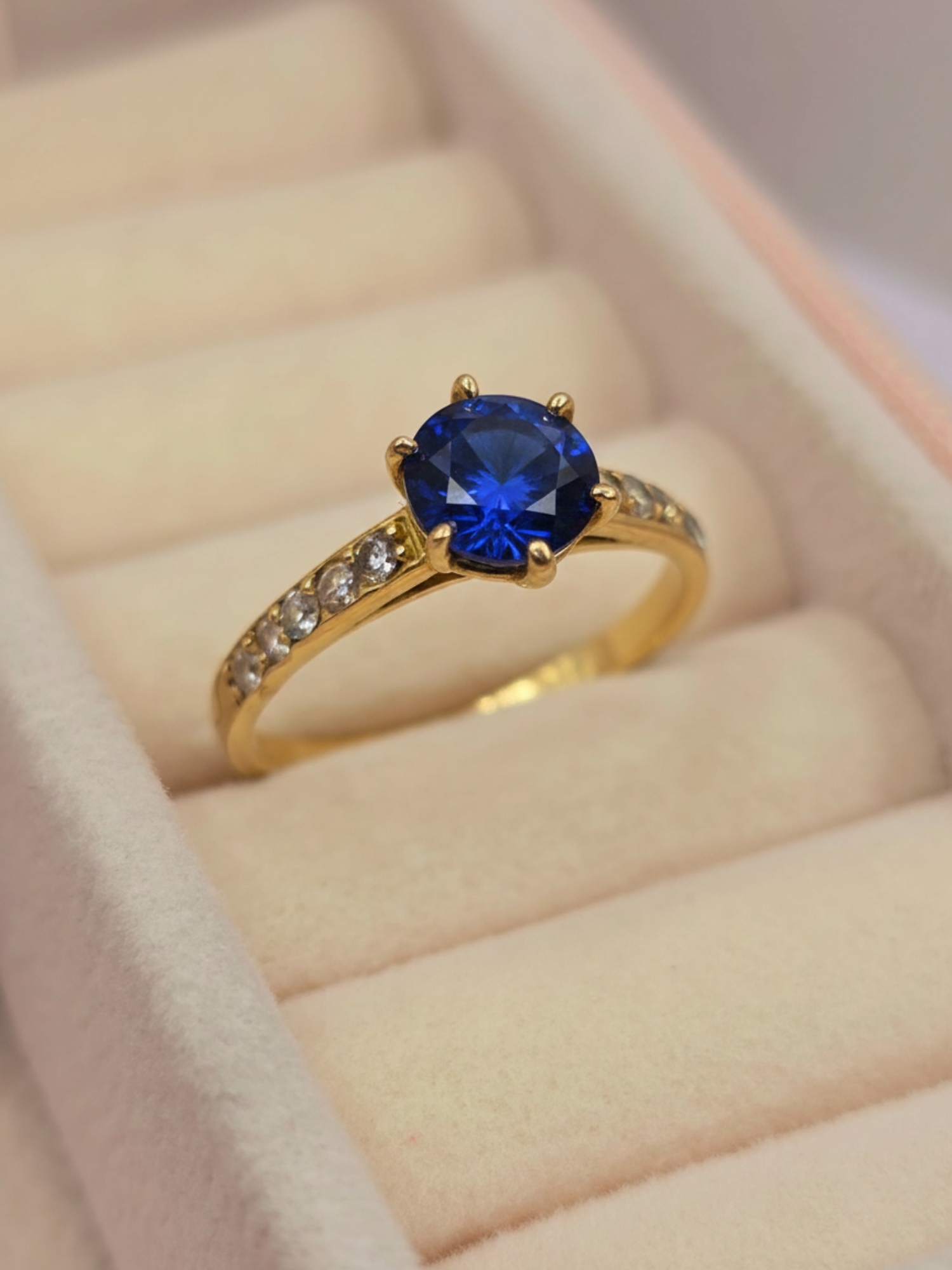 Anillo solitario medio cintillo zafiro 3 grs Oro 18k 3