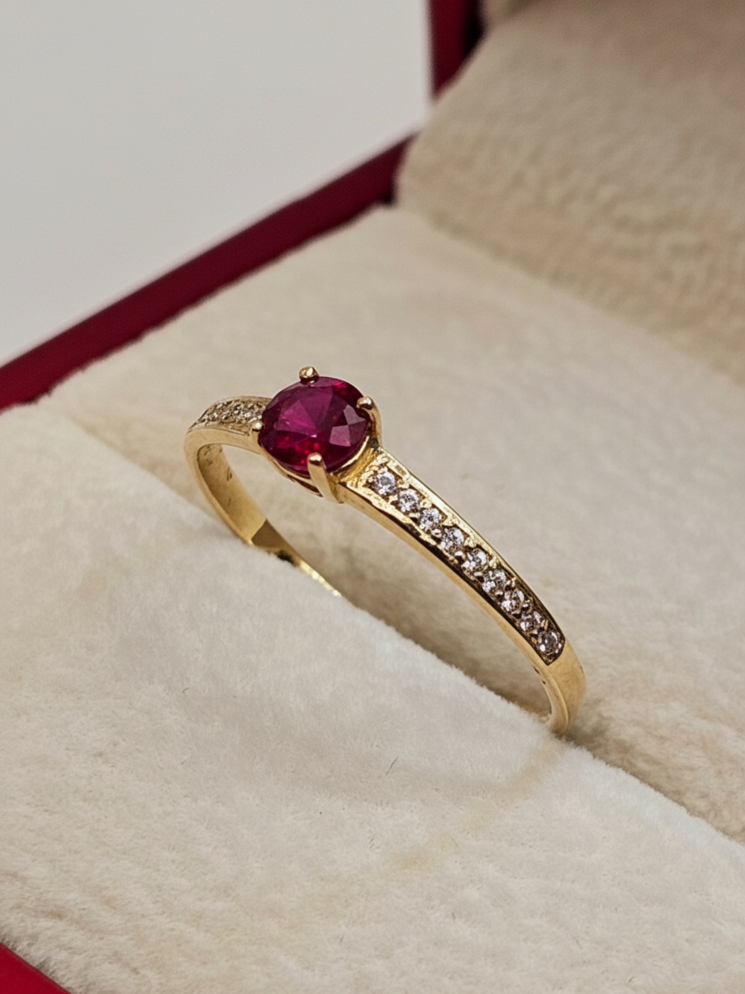 Anillo solitario Cintillo rubí y circones 1.9 grs Oro 18k 3