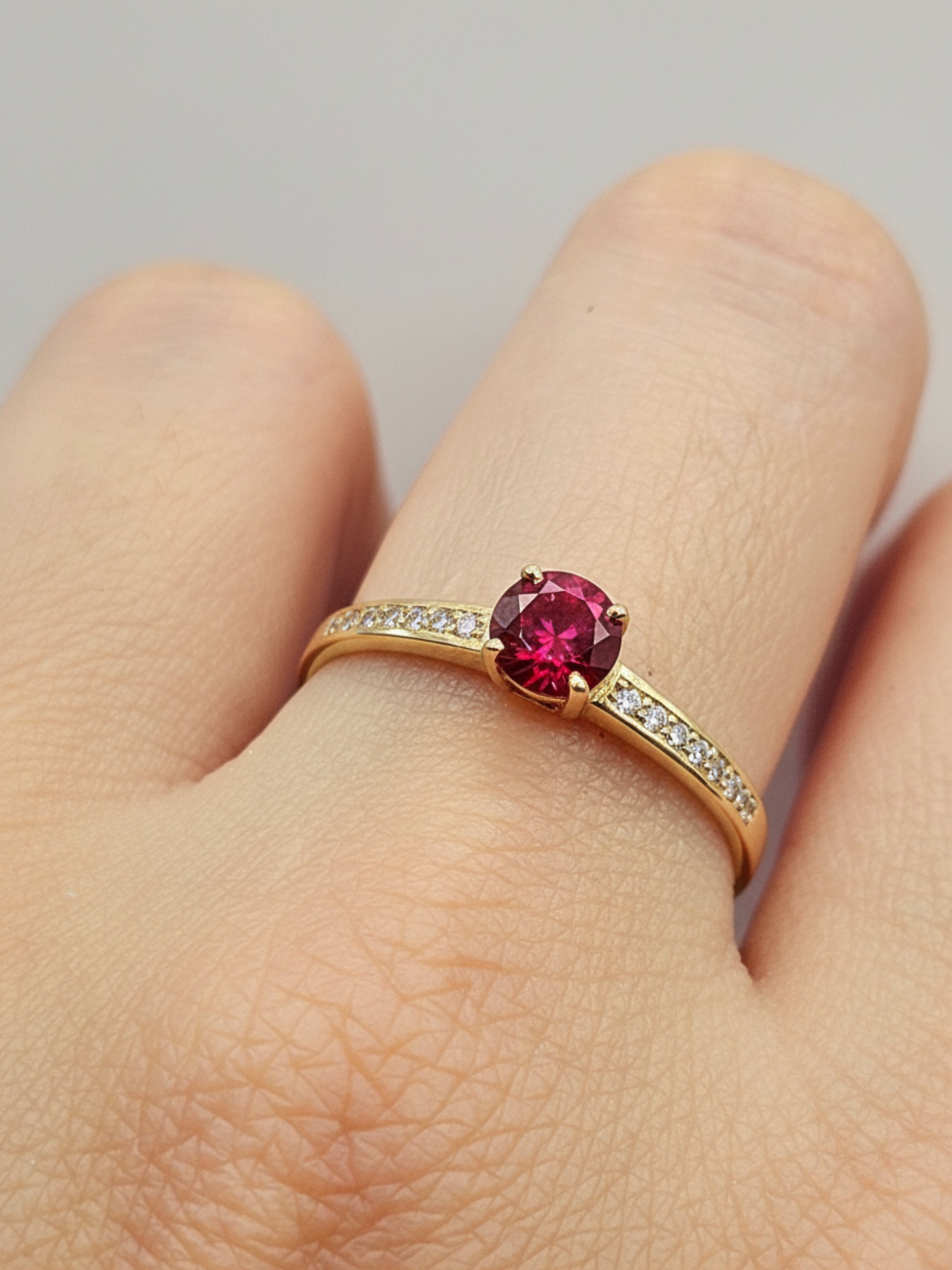 Anillo solitario Cintillo rubí y circones 1.9 grs Oro 18k 4