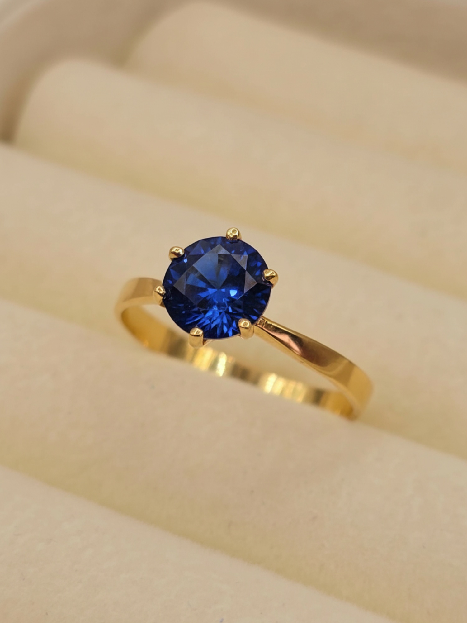 Anillo solitario seis grifas zafiro 2 grs Oro 18k 2
